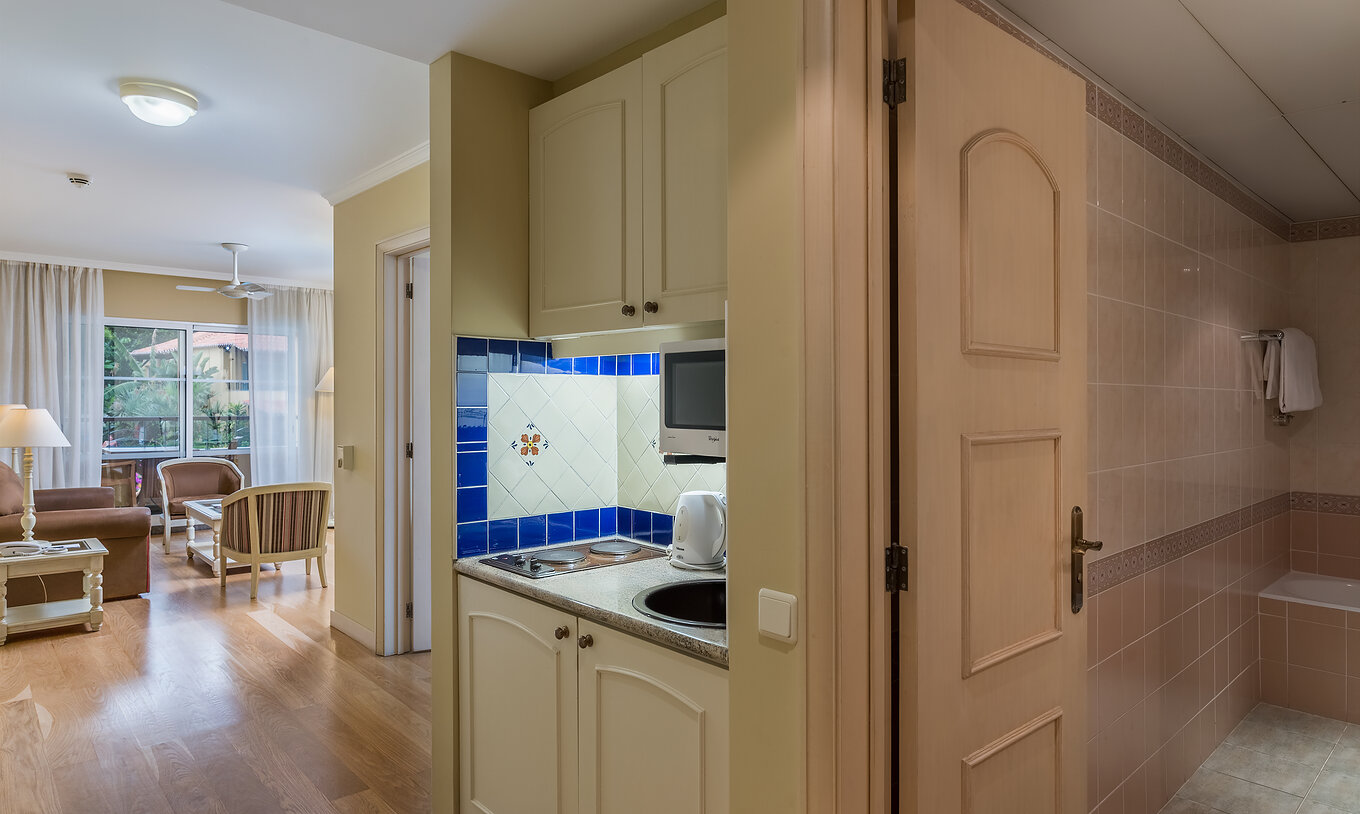 Superior Familie Pestana Village hat eine Küche mit Herdplatten, ein Badezimmer und ein Wohnzimmer