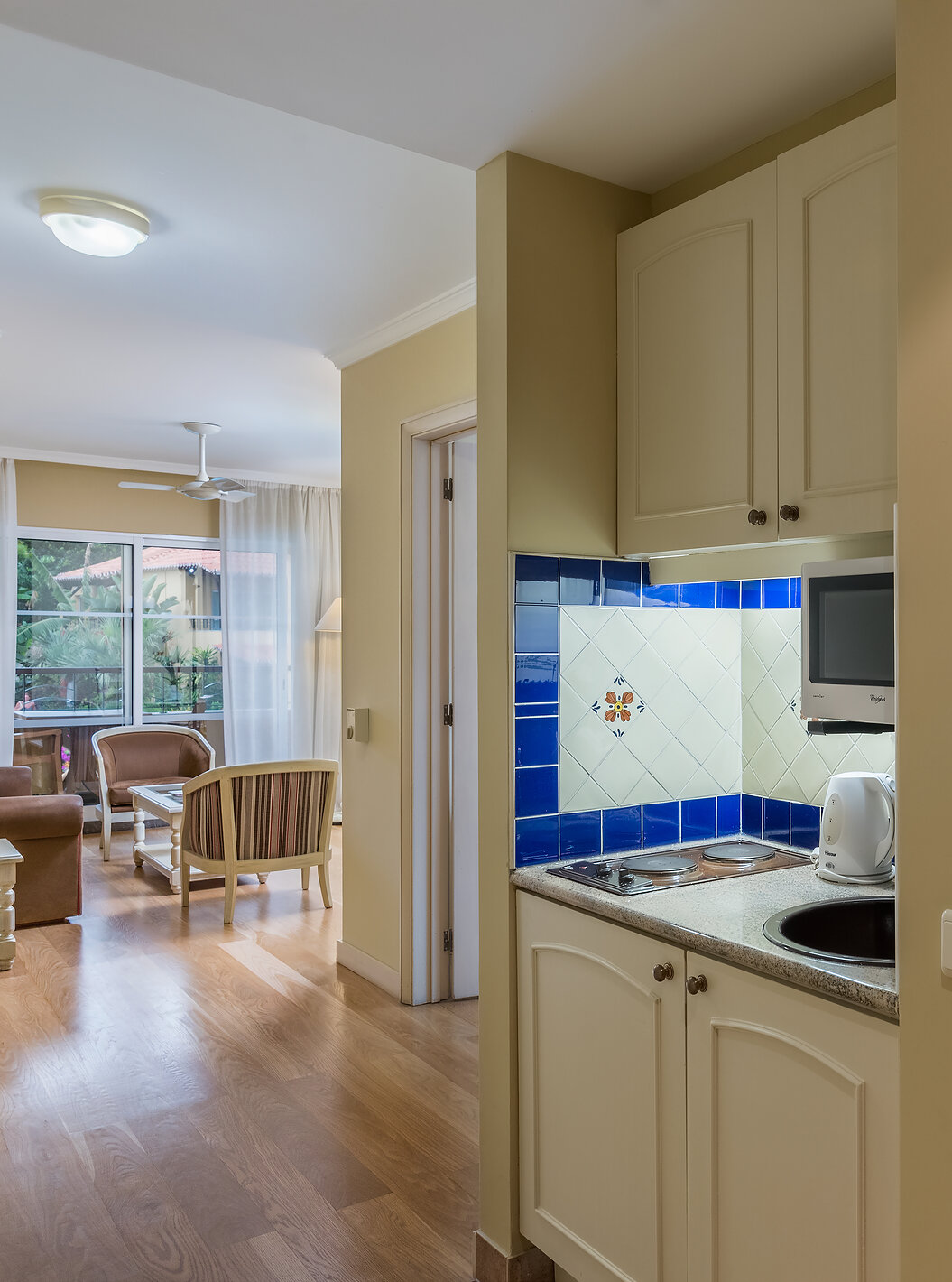 Superior Familie Pestana Village hat eine Küche mit Herdplatten, ein Badezimmer und ein Wohnzimmer