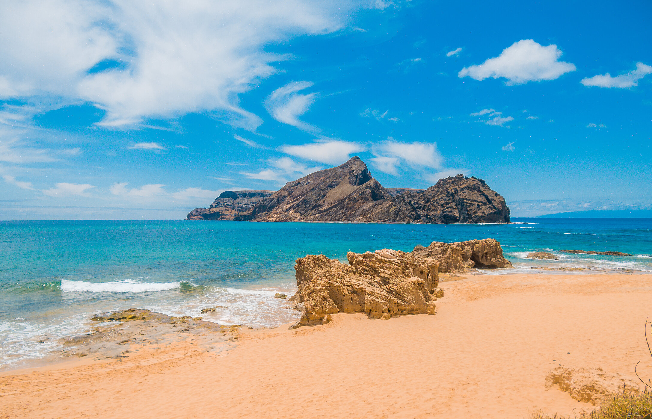 Strand von Porto Santo, mit goldenem Sand und kristallklarem Wasser mit einer zweiten Insel im Hintergrund