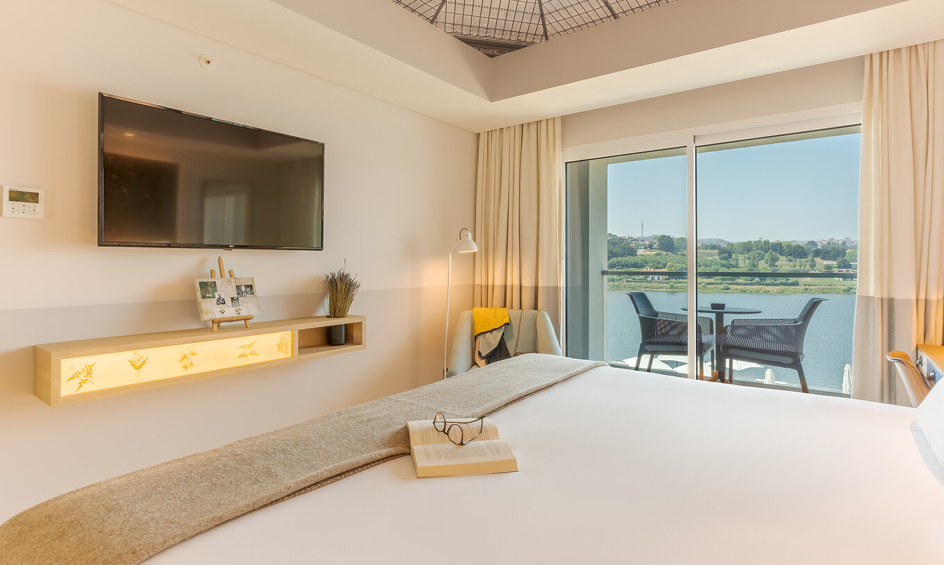 Das Grand River View Zimmer im Pestana Douro Riverside hat ein Bad mit Waschbecken, Spiegel und Dusche