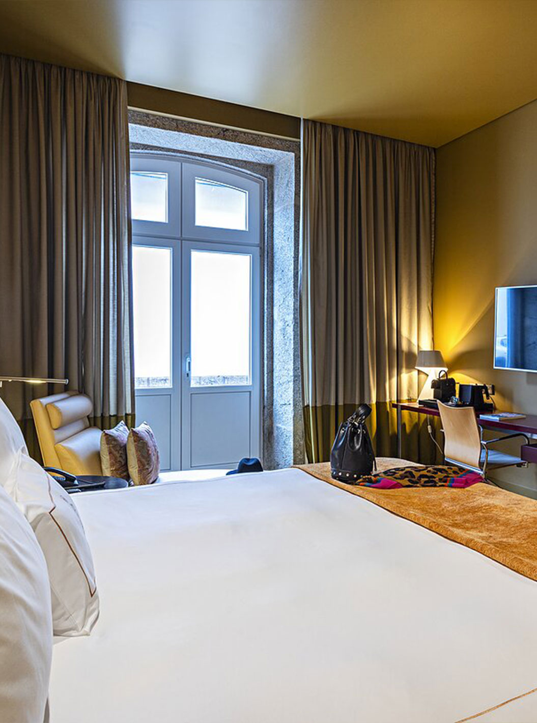 Das Classic Zimmer im Pestana Palácio do Freixo hat TV vor dem Doppelbett und ein Fenster