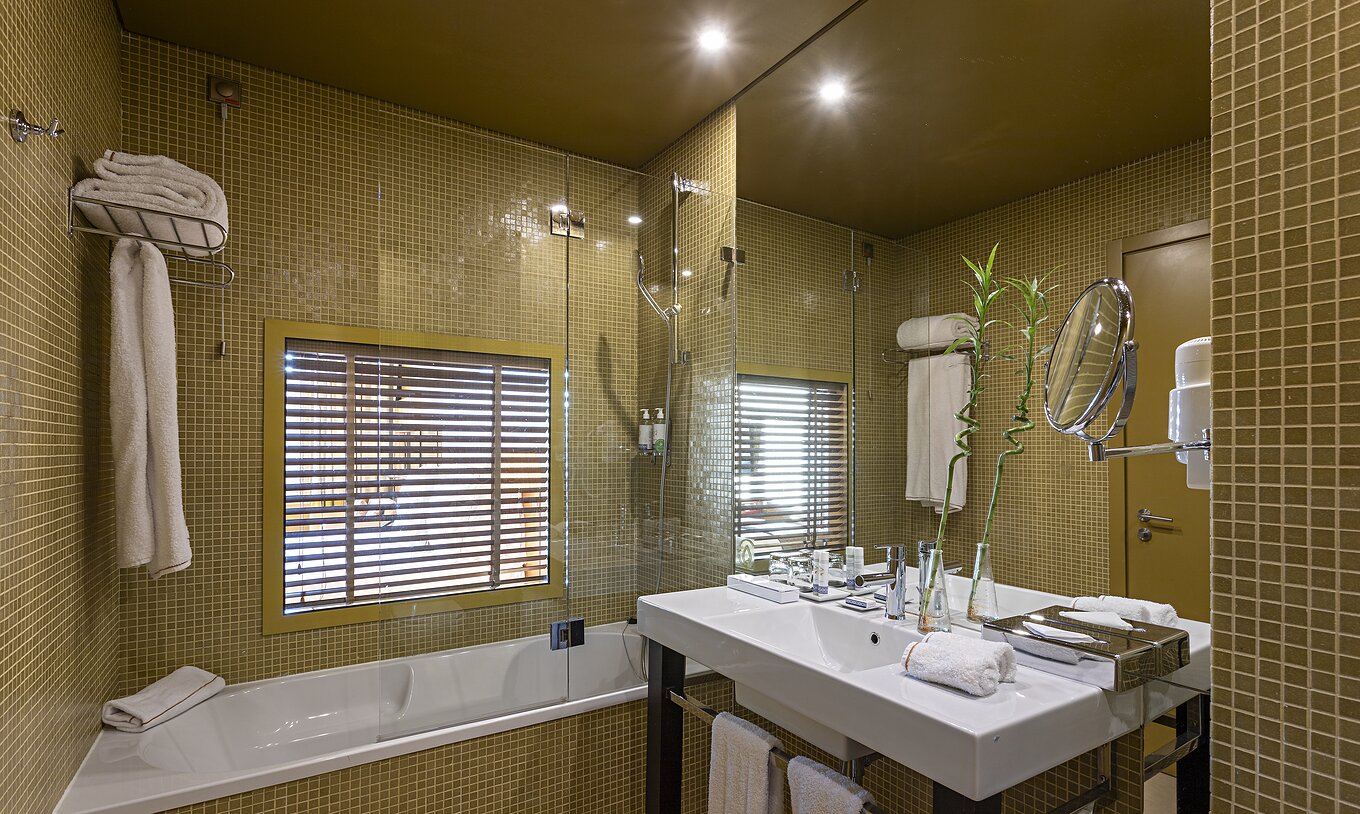 Das Executive Superior verfügt über ein Badezimmer mit Badewanne und einem Fenster zum Schlafzimmer