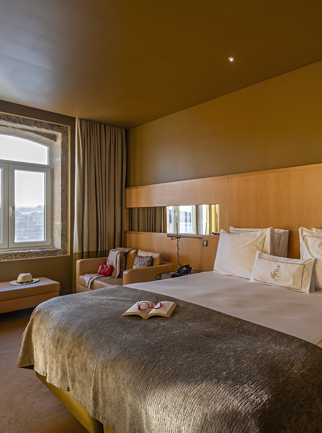 Das Executive Superior verfügt über ein Doppelbett, ein sofa und einen Hocker neben dem Fenster