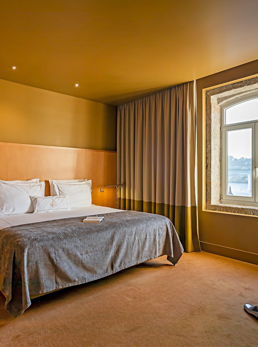 Das Executive verfügt über ein Doppelbett mit einem Fenster mit Blick auf den Douro