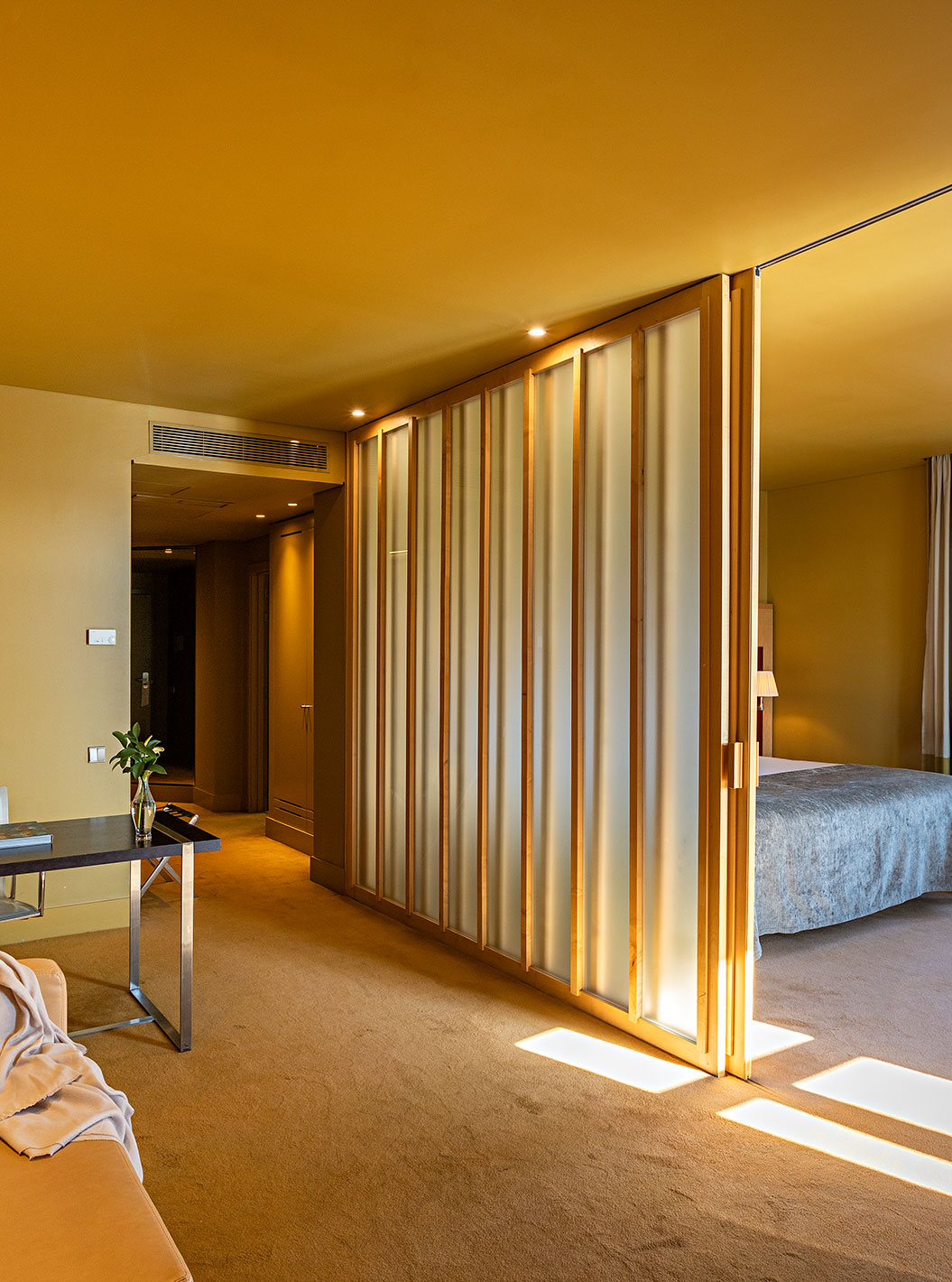 Die Standard Suite verfügt über ein Doppelbett mit Abtrennung zum Wohnzimmer mit sofa und Schreibtisch