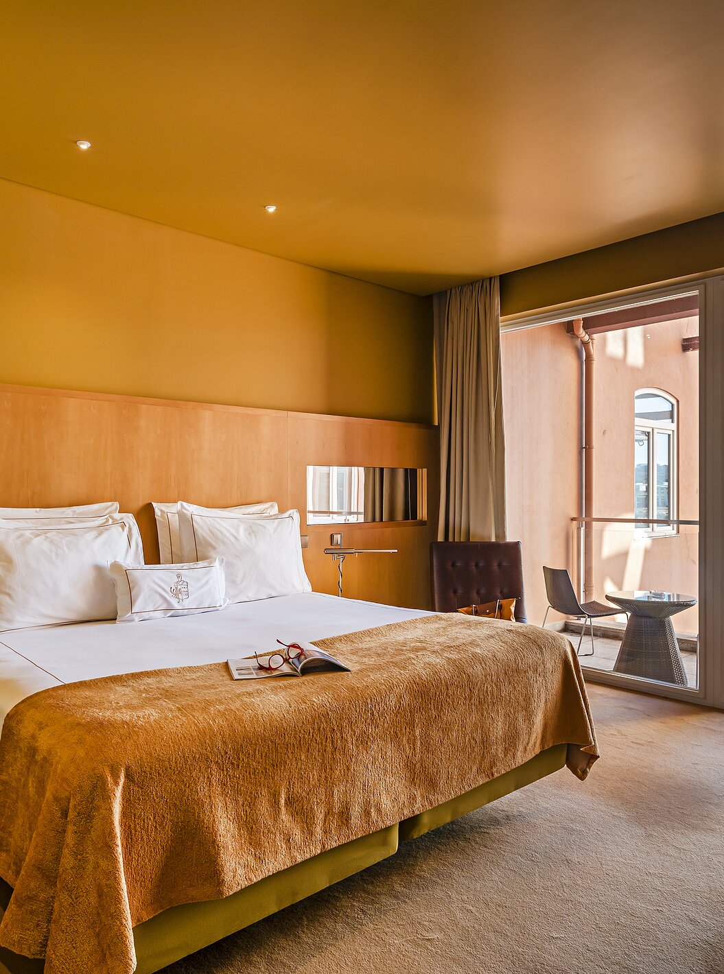 Die Suite Balcony verfügt über ein Doppelbett und ein Fenster zum Balkon mit Flussblick