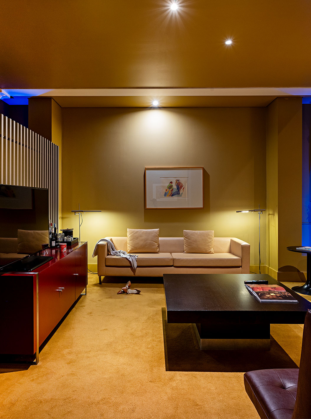 Die Suite Balcony verfügt über ein Wohnzimmer mit drei sofas, Couchtisch und TV-Möbel