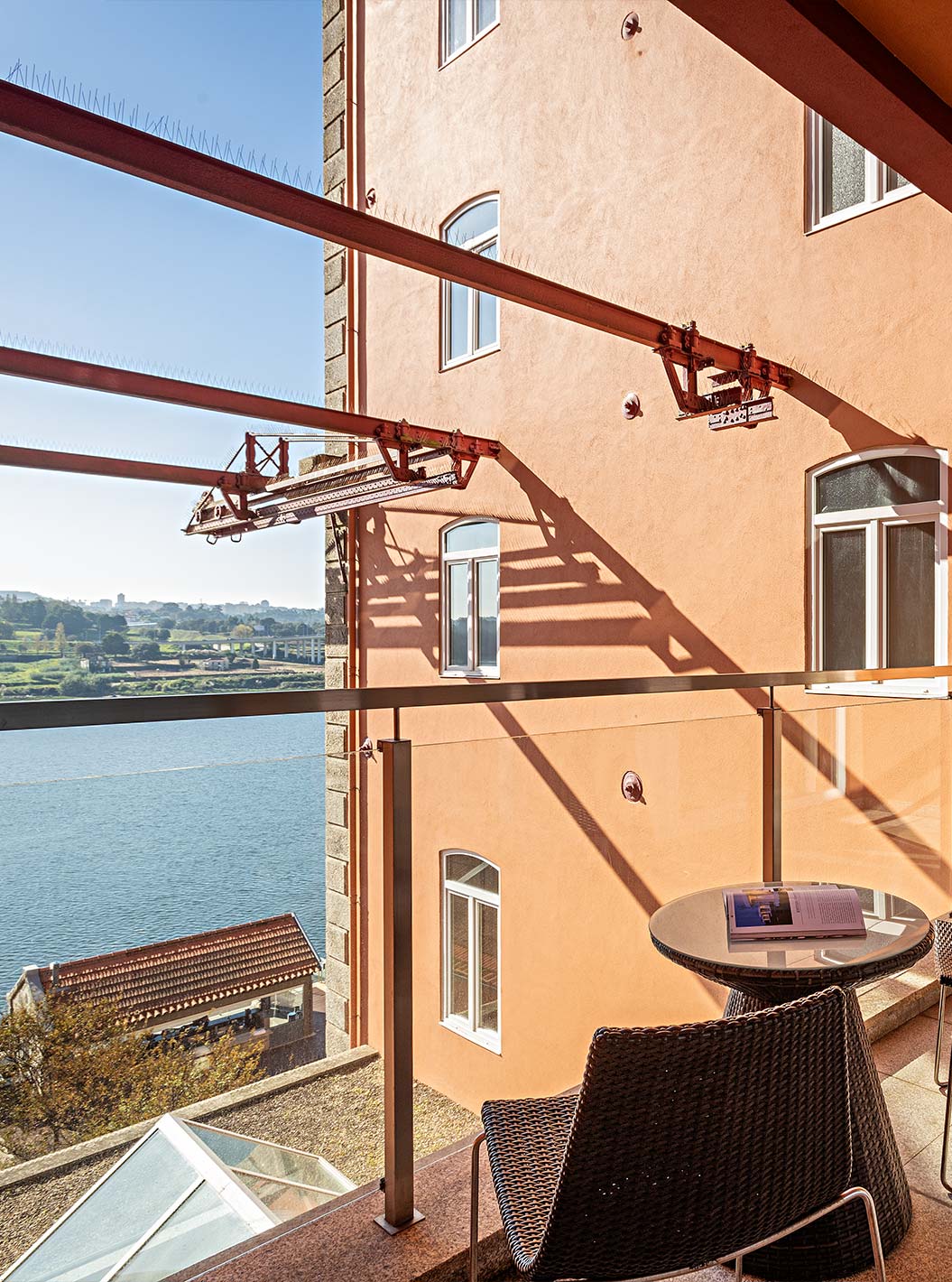 Die Suite Balcony verfügt über einen Balkon mit Tisch, zwei Stühlen und Blick auf den Fluss Douro