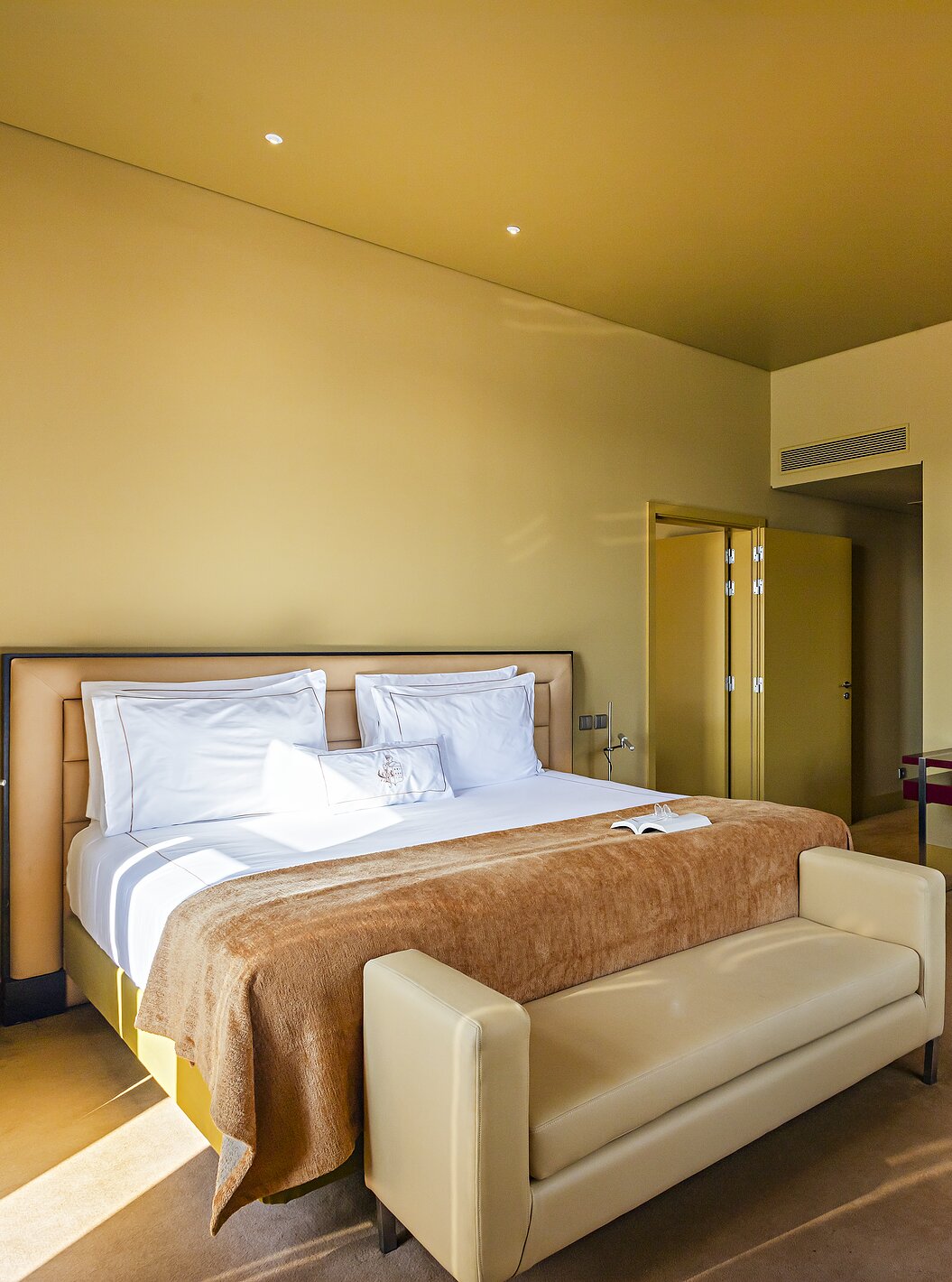 Die Suite Nasoni verfügt über ein Schlafzimmer mit Doppelbett, zwei Sesseln und einem Schreibtisch