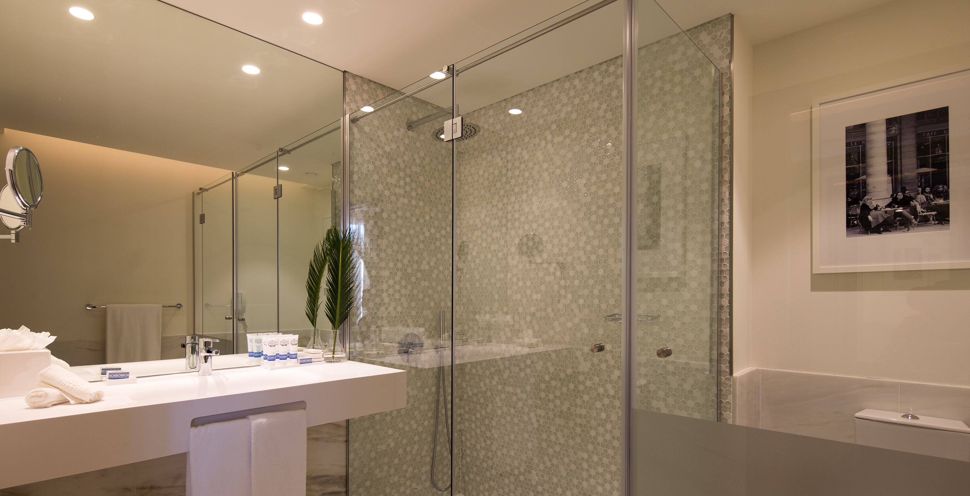 Die Master Suite hat ein Bad mit Dusche und großem Waschbecken 