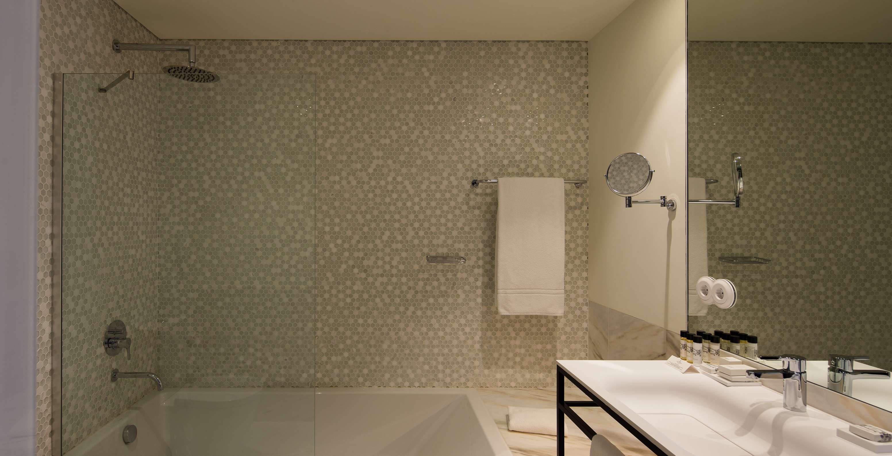 Classic Blend mit französischem Balkon im Pestana A Brasileira Porto, Badezimmer mit Glasdusche und Spiegel