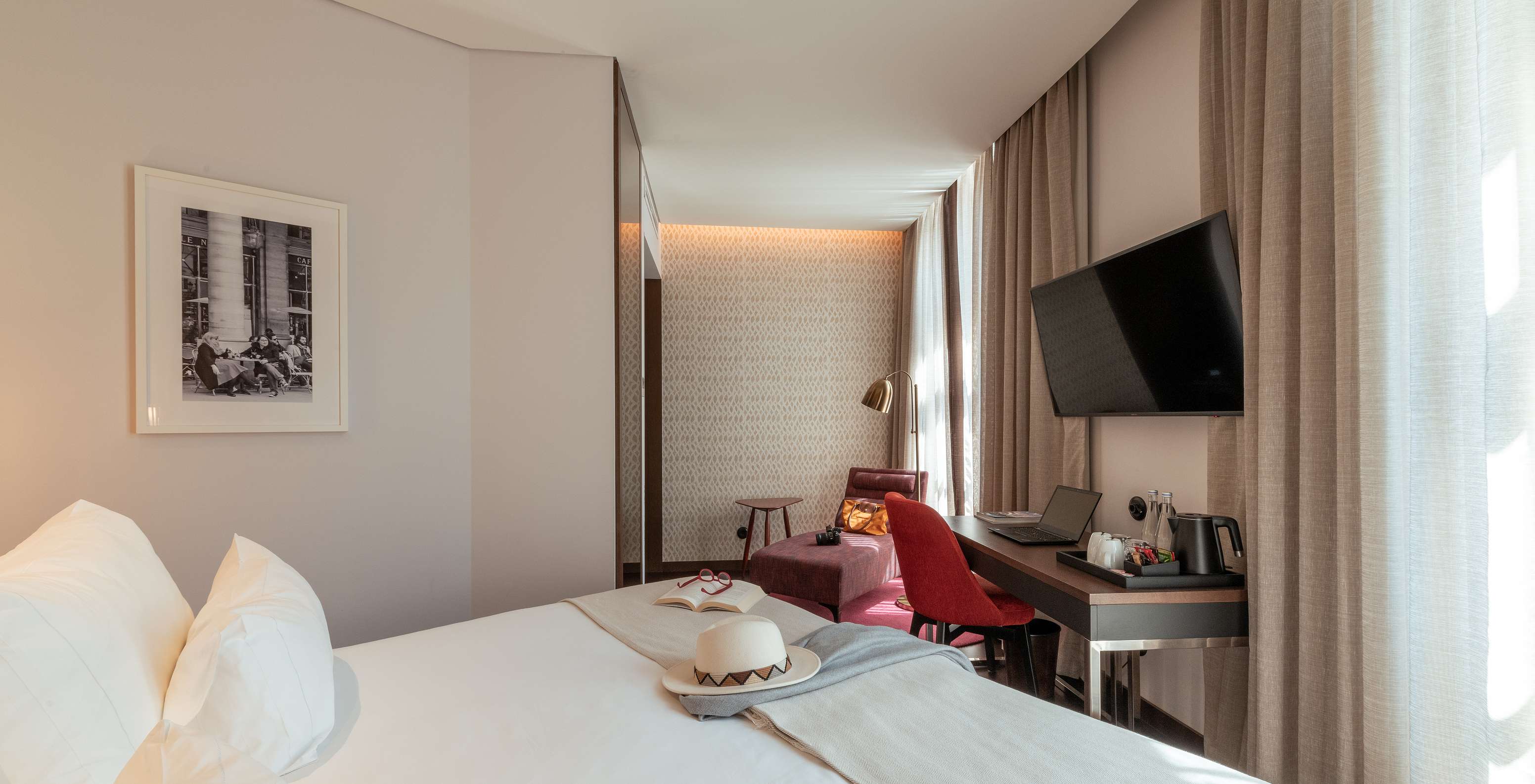 Pestana A Brasileira Porto, 5‑Sterne‑Hotel im Zentrum von Porto, mit hellem Zimmer, TV und großem Fenster