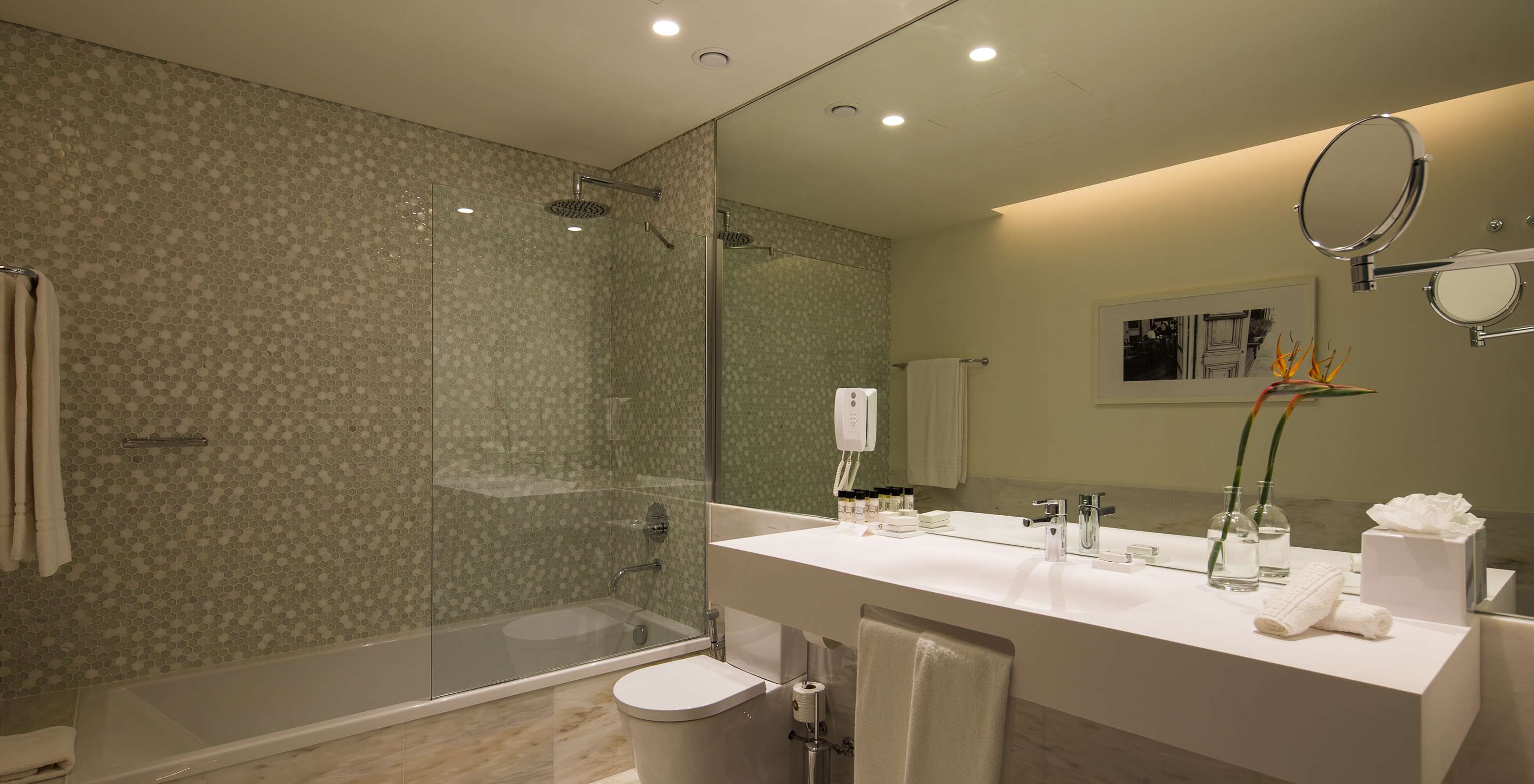 Pestana A Brasileira Porto, 5‑Sterne‑Hotel in der Stadt Porto, mit hellem Bad, Glasdusche und großem Spiegel