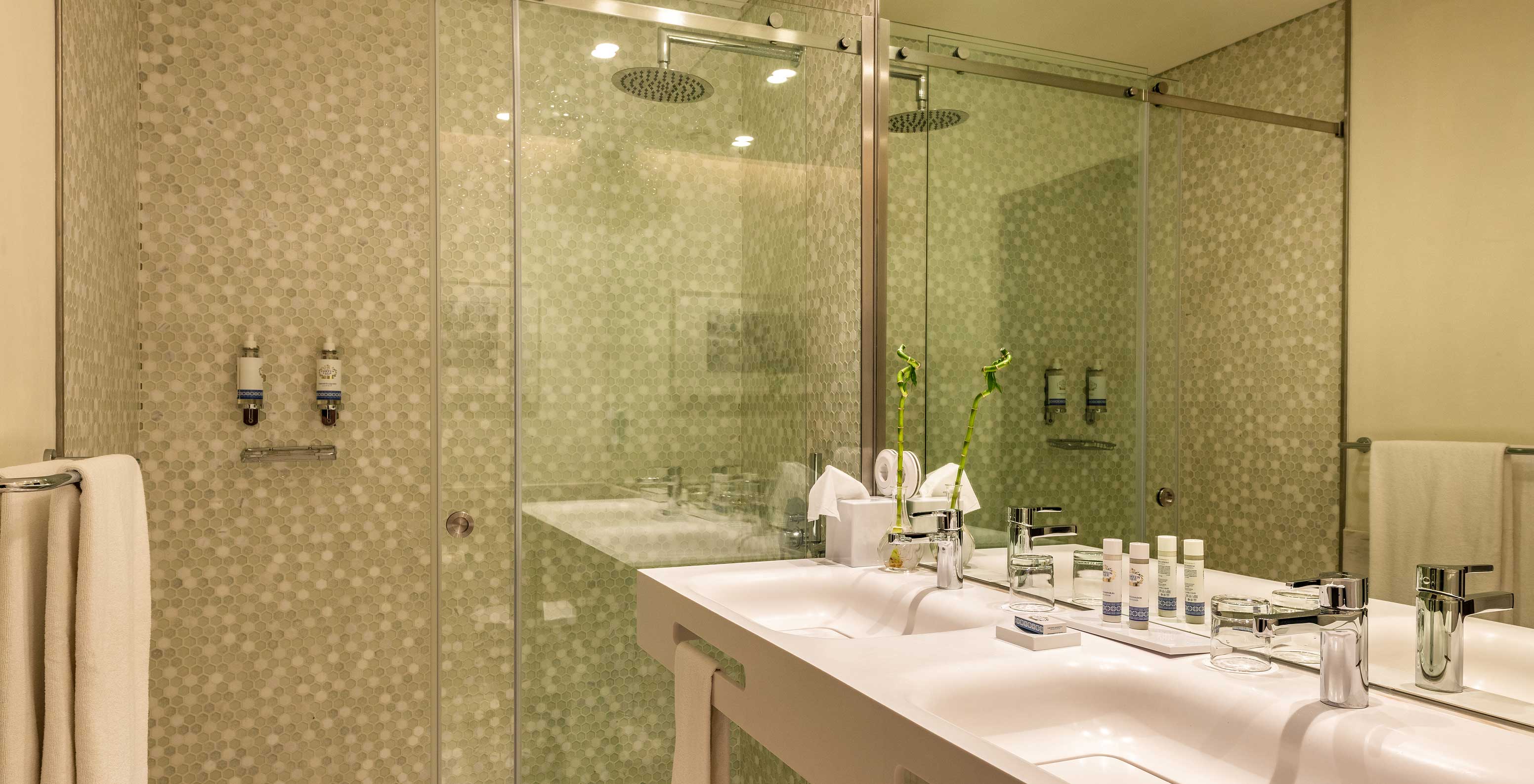 Premium Origin Zimmer mit französischem Balkon im Pestana A Brasileira Porto mit Bad und Glasdusche