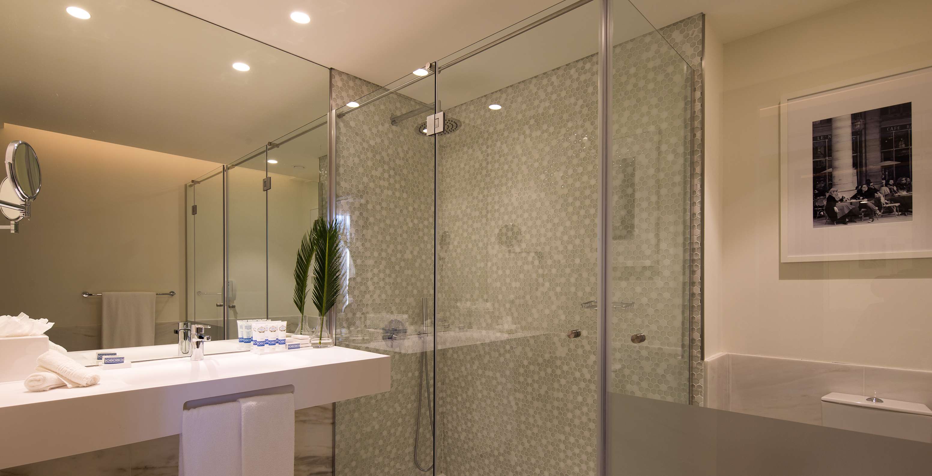 Suite A Brasileira im Pestana A Brasileira Porto mit hellem Bad, Glasdusche, großem Spiegel und Mosaikwand