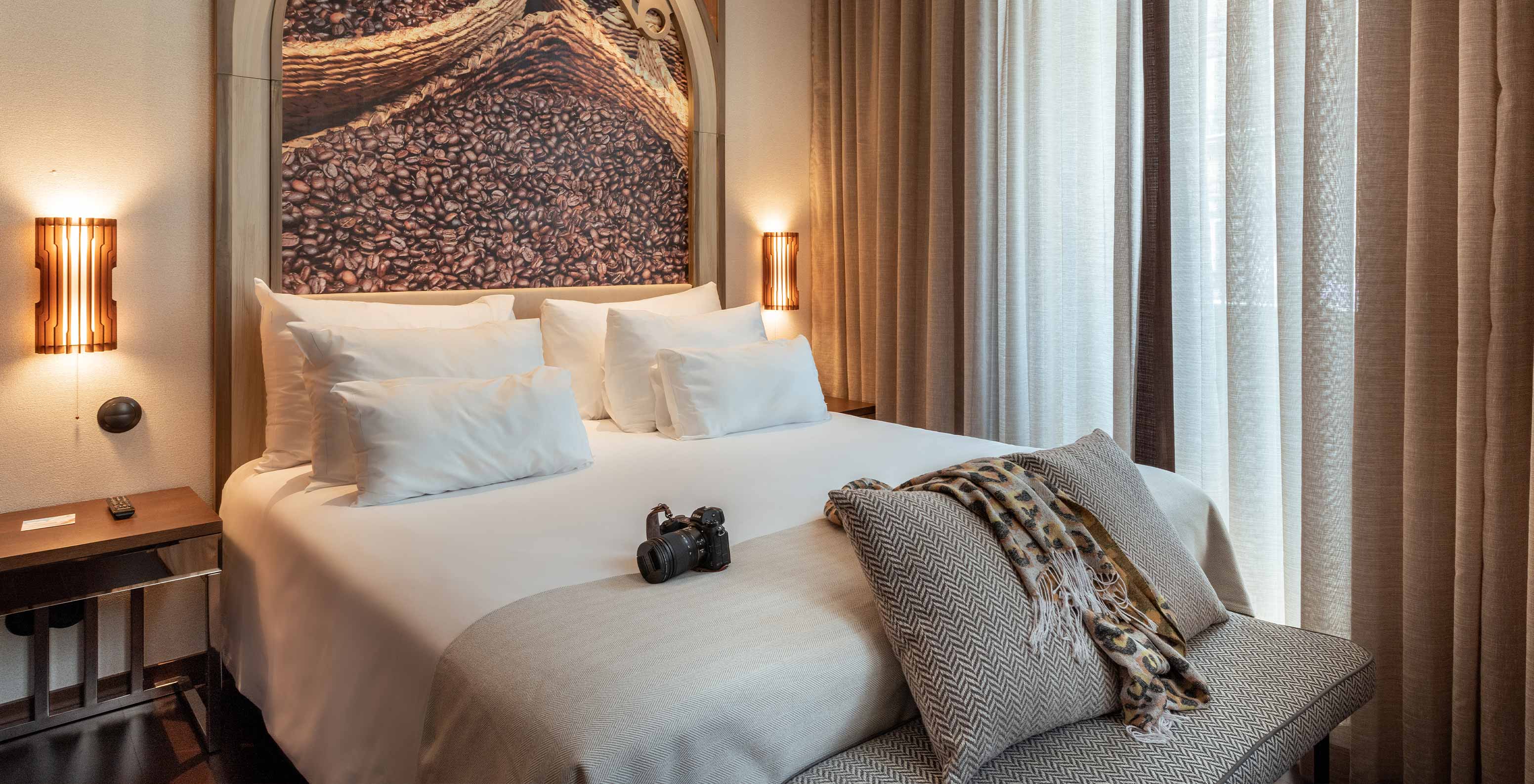 Suite A Brasileira im Pestana A Brasileira Porto mit großem Bett, Kaffeebohnenbild und hellen Vorhängen