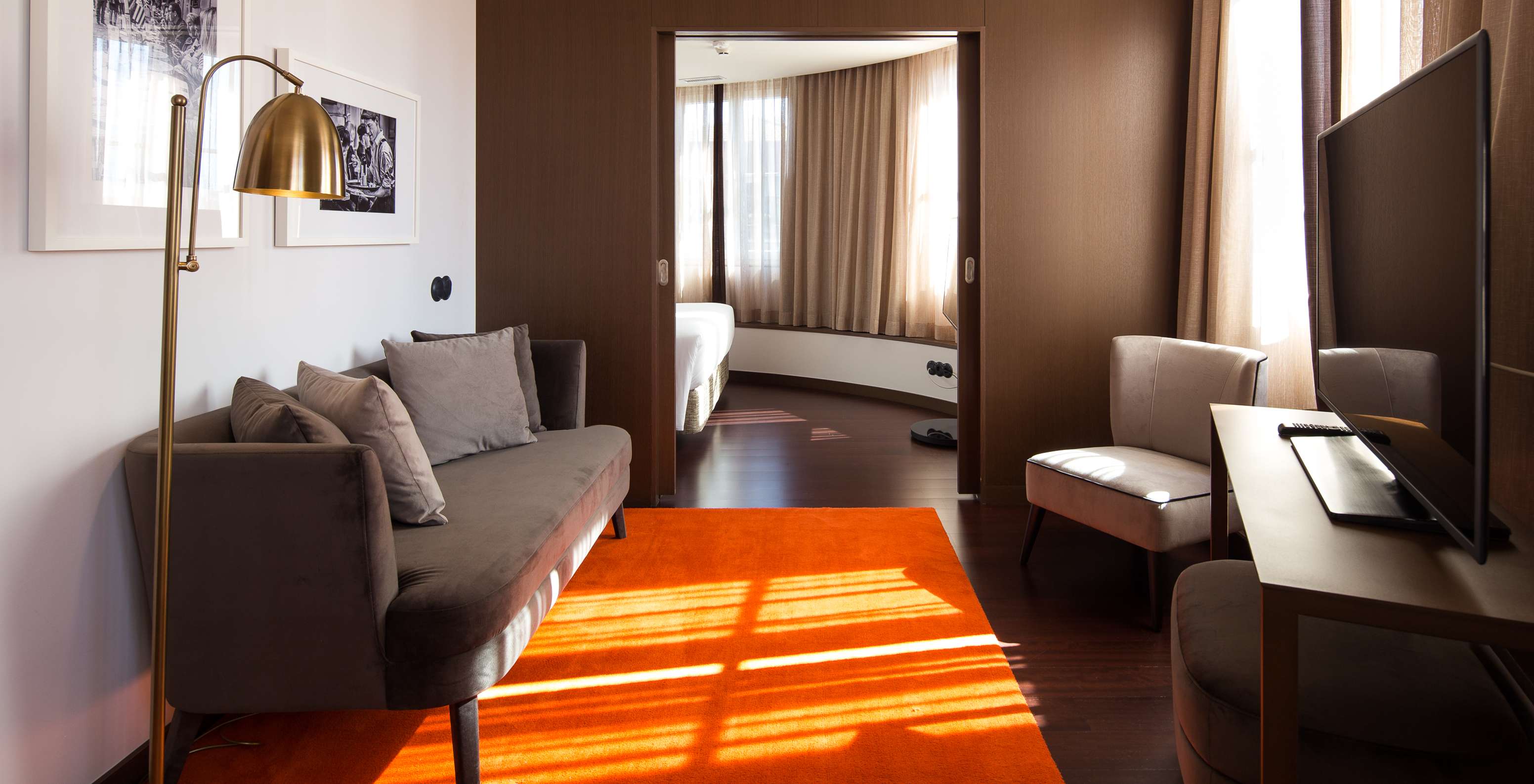 Suite A Brasileira im Pestana A Brasileira Porto mit Sofa, Sesseln und hellem Schlafbereich am Fenster