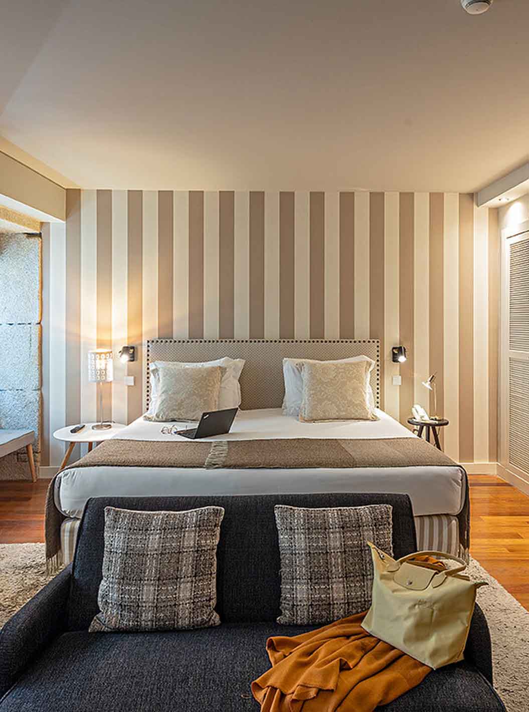 Die Heritage Suite des Pestana Vintage Porto verfügt über ein Doppelbett, ein Sofa und einen weißen Kleiderschrank