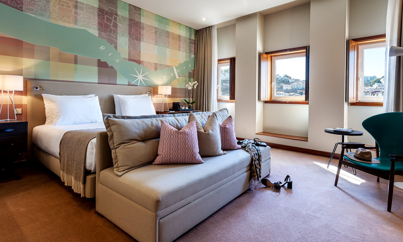 Vintage Front View Pestana Vintage Porto hat ein Doppelbett mit Sofa am Fußende, drei Fenster und einen Sessel