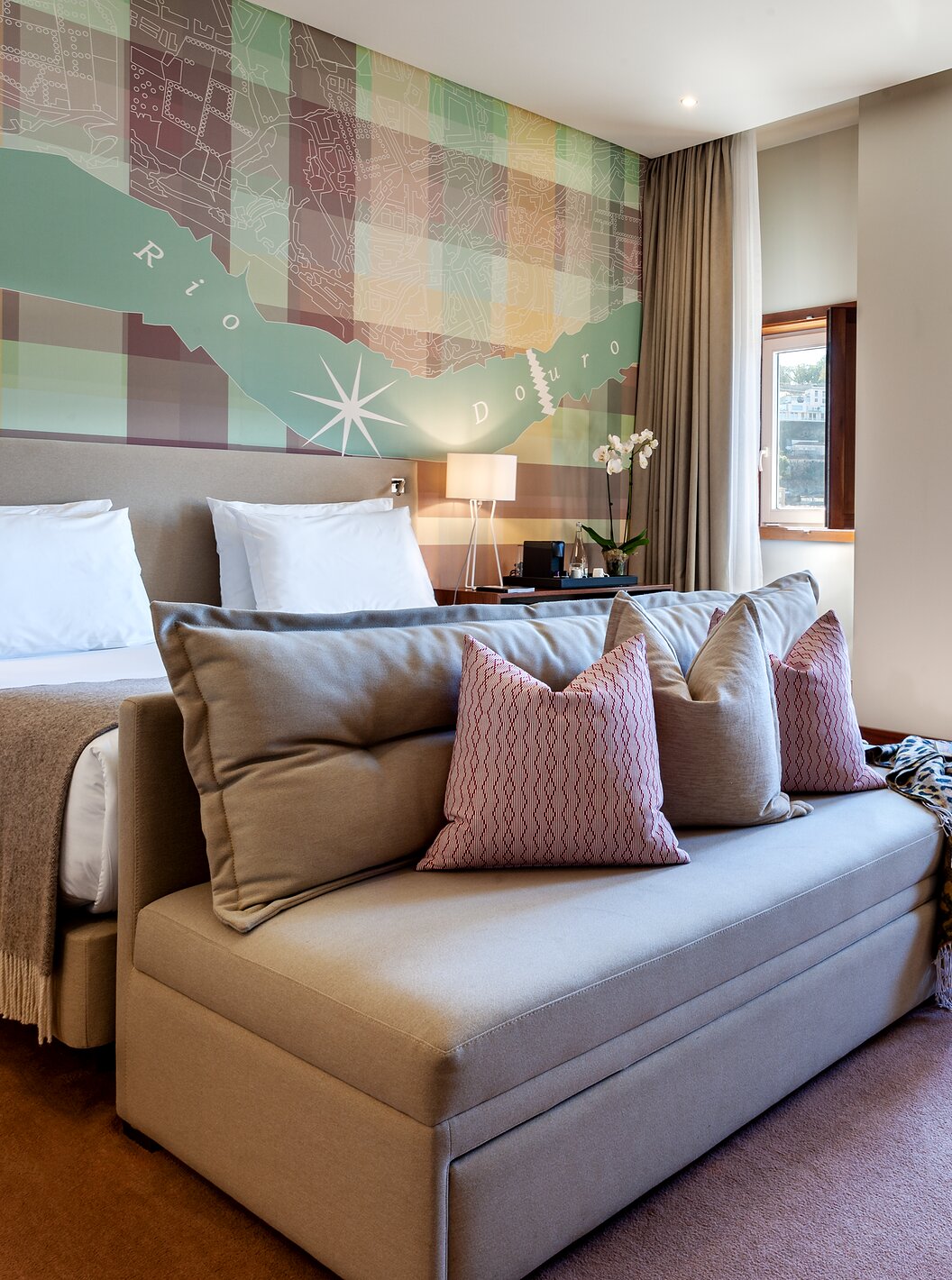 Vintage Front View Pestana Vintage Porto hat ein Doppelbett mit Sofa am Fußende, drei Fenster und einen Sessel