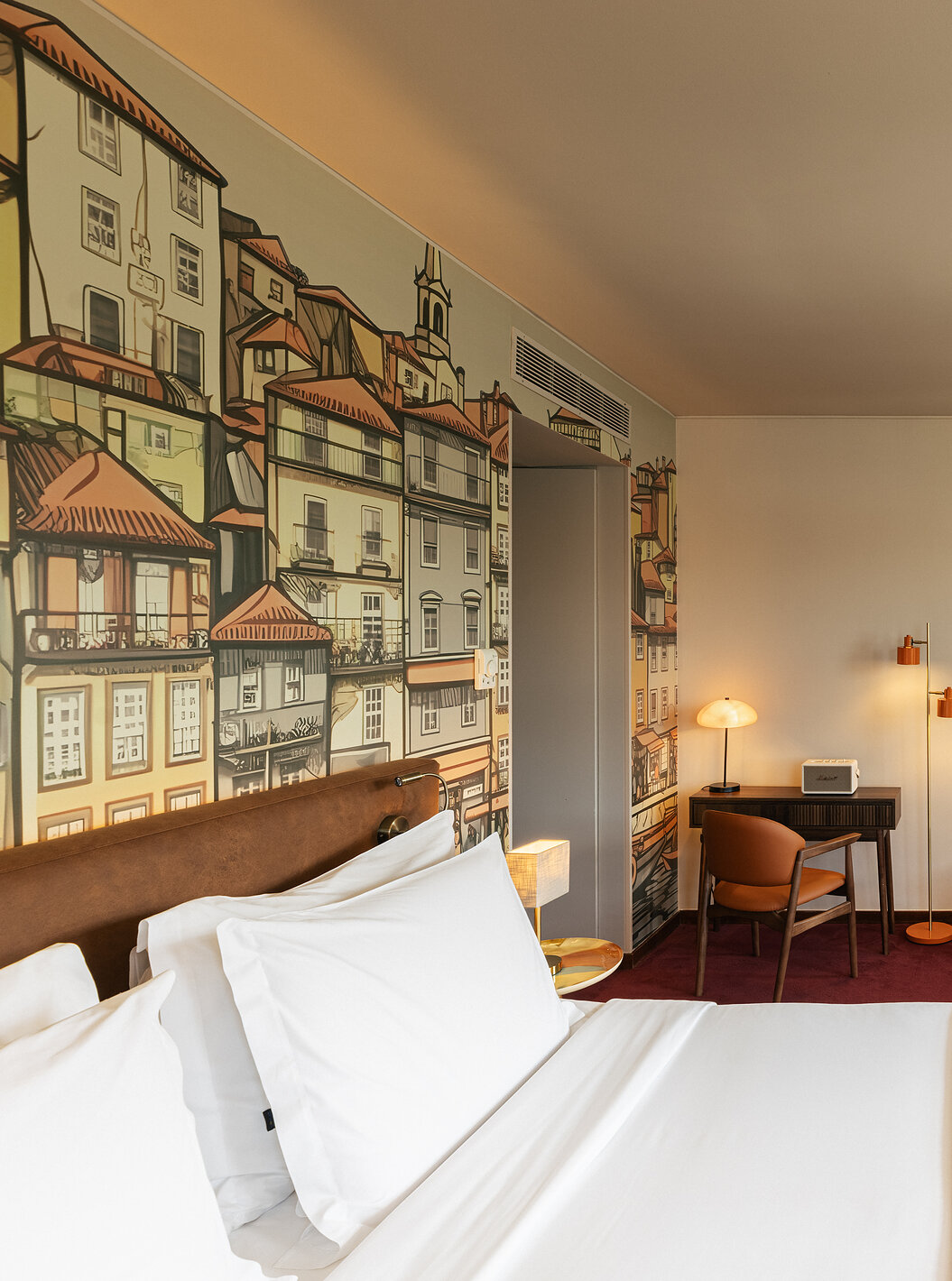 Vintage Grand Ausblick im Pestana Vintage Porto mit Doppelbett, Wandillustration und Sitzbereich am Fenster