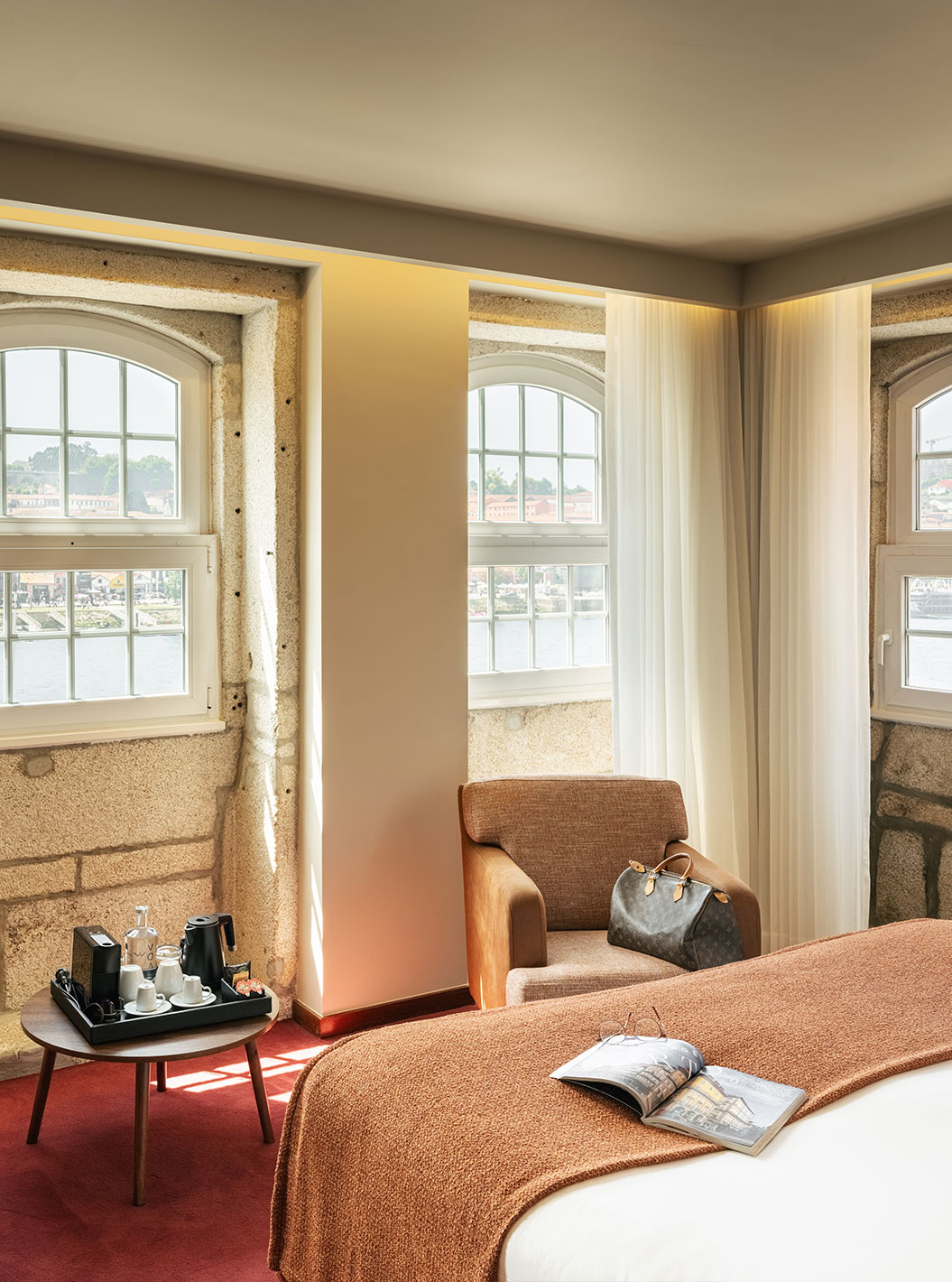 Vintage Grand Ausblick im Pestana Vintage Porto mit Sesseln, Bett und Fenstern mit Blick auf den Fluss