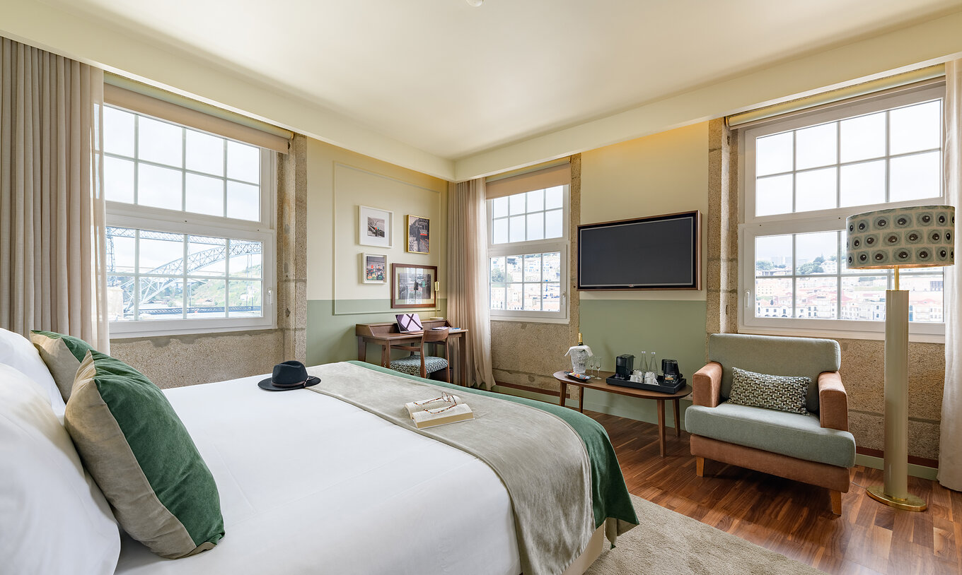 Vintage Grand View Pestana Vintage Porto hat drei große Fenster mit Blick auf den Douro und ein Doppelbett