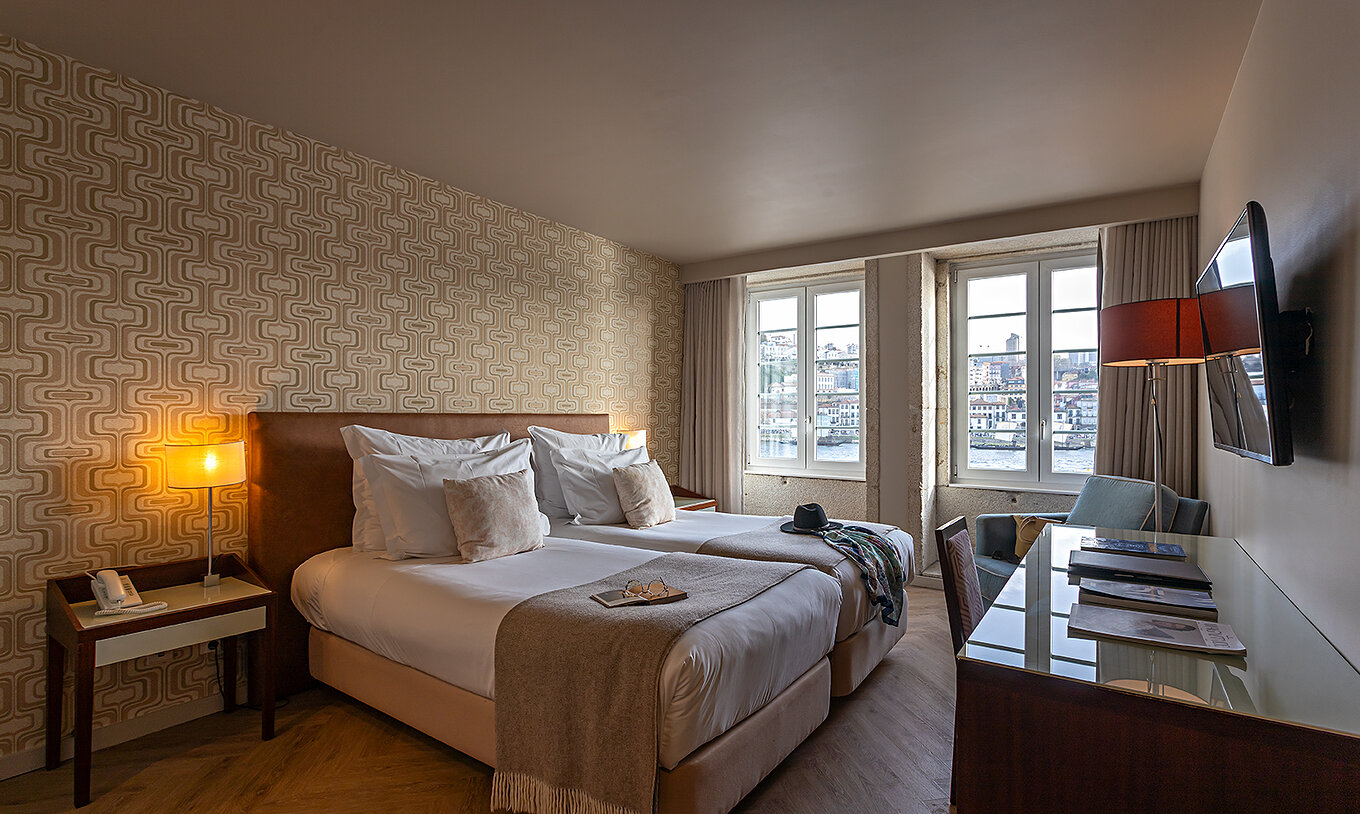 Das Vintage River View des Pestana Vintage Porto verfügt über zwei Einzelbetten, Tapeten in Sandtönen und zwei Fenster