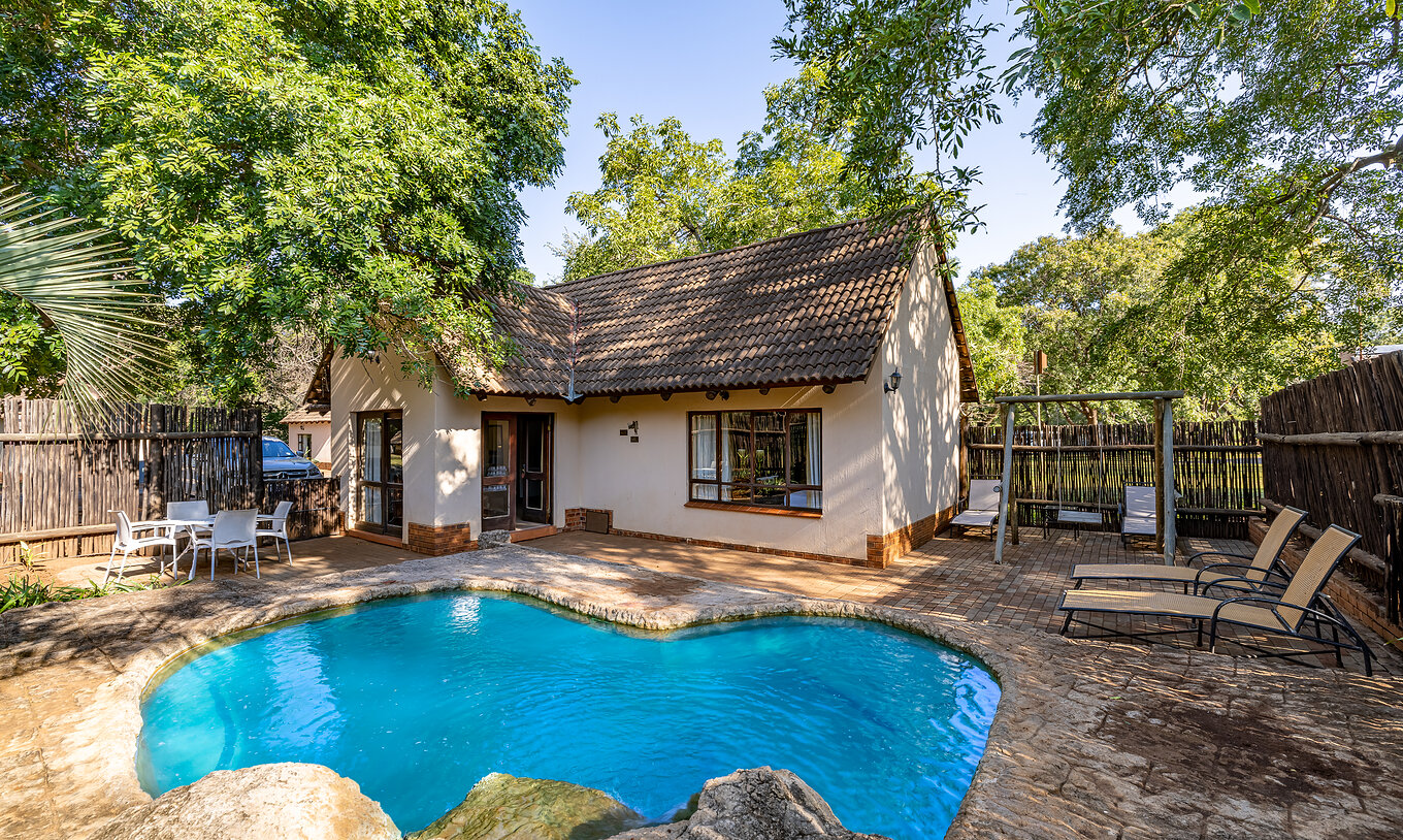 Die Rhino Family Cottage im Pestana Kruger Lodge hat privaten Pool mit Liegen neben dem Zimmer