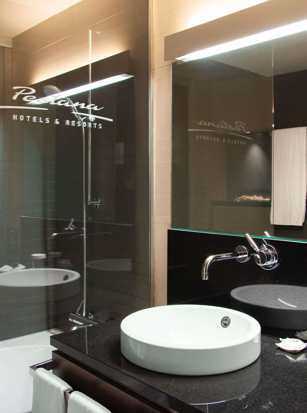 Das Deluxe King Zimmer im Pestana Arena Barcelona hat ein Bad mit Badewanne, Dusche und Waschbecken