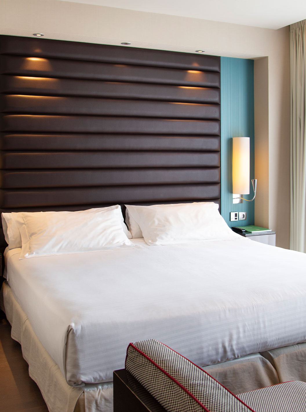 Das Deluxe King Zimmer im Pestana Arena Barcelona hat ein komfortables Doppelbett und ein großes Fenster