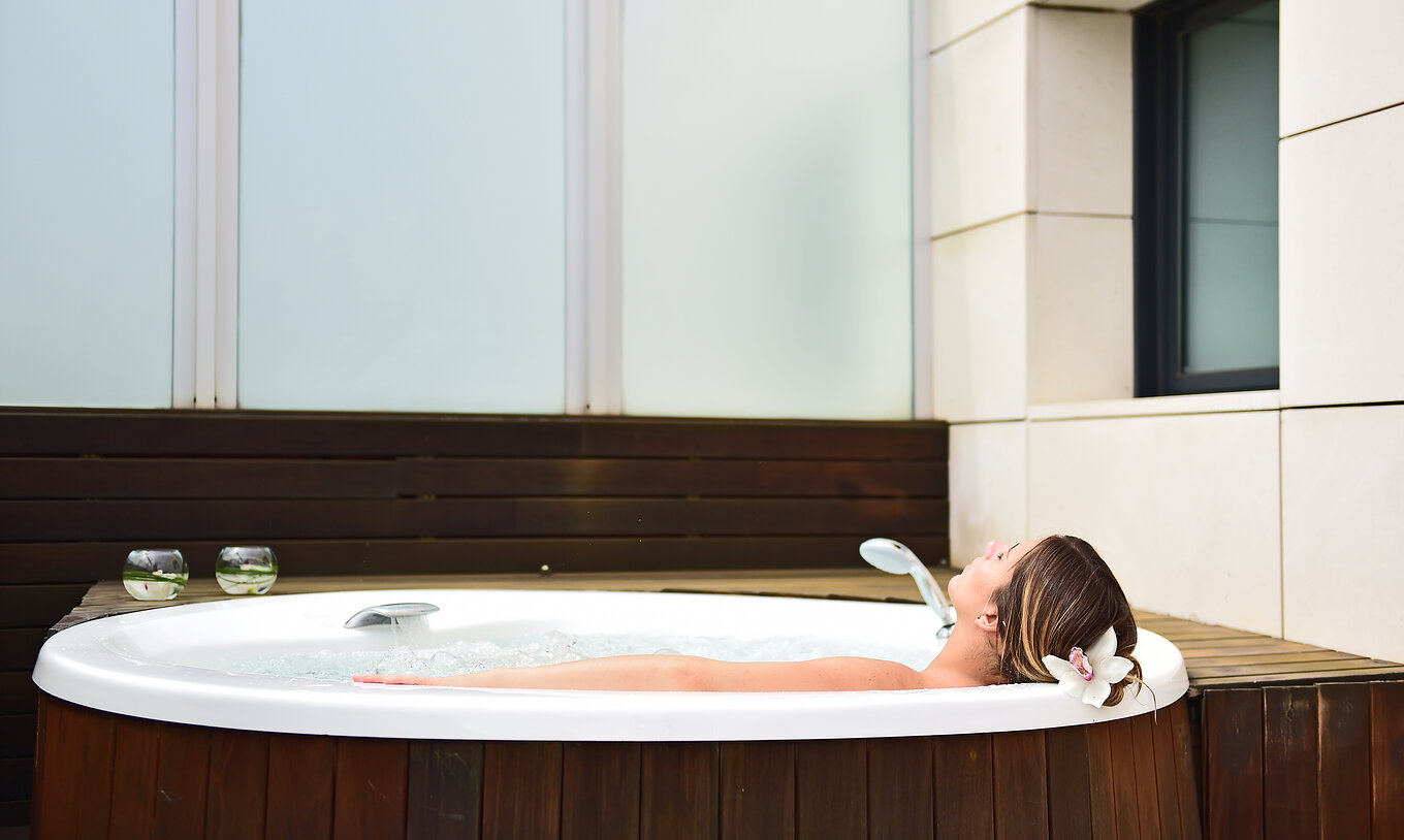 Die Junior Suite mit Jacuzzi auf der Terrasse im Pestana Arena Barcelona hat eine Terrasse mit Stühlen zum Entspannen