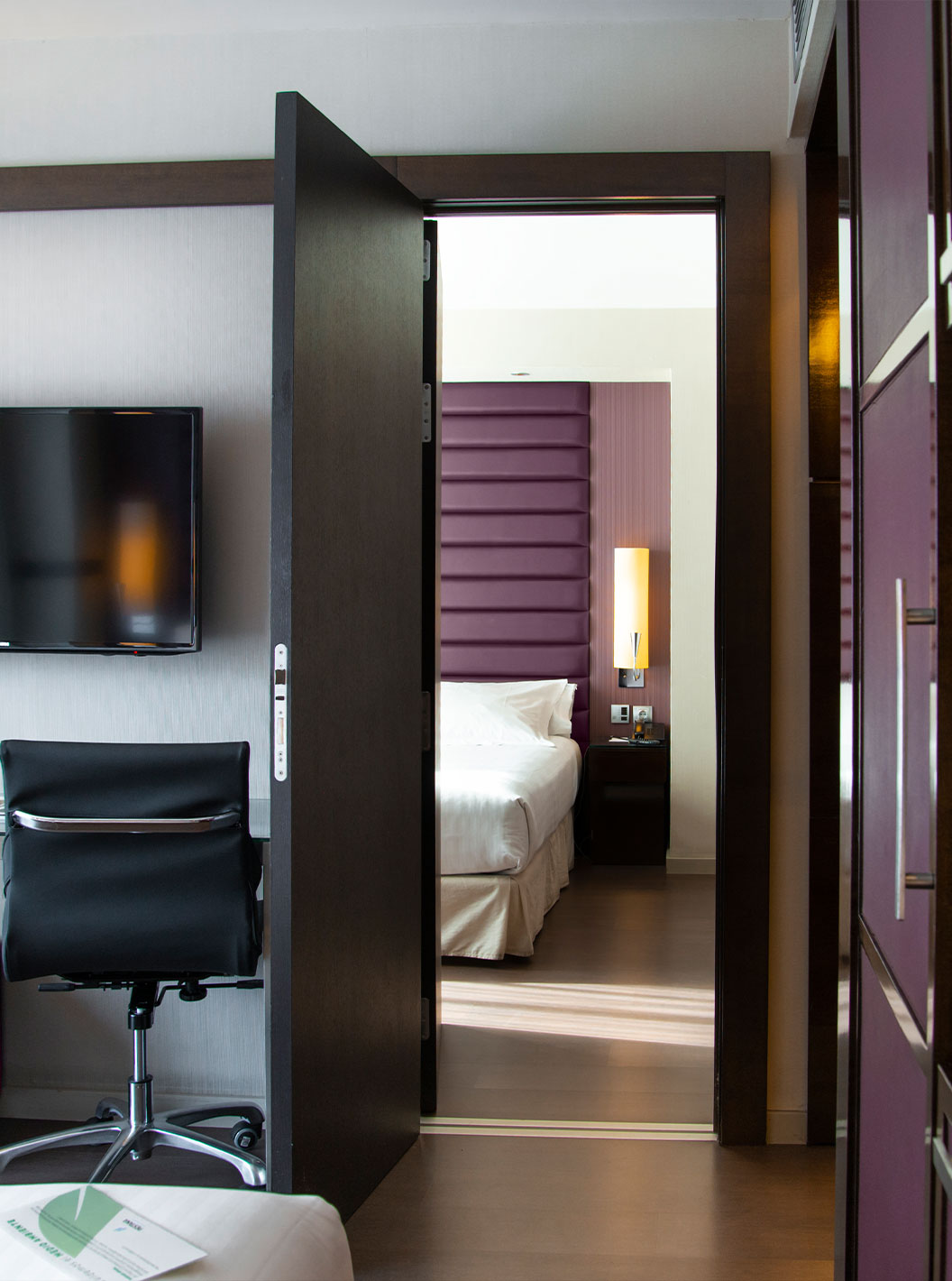 Das Large Familienzimmer im Pestana Arena Barcelona hat zwei Zimmer mit Fernsehern in jedem Zimmer