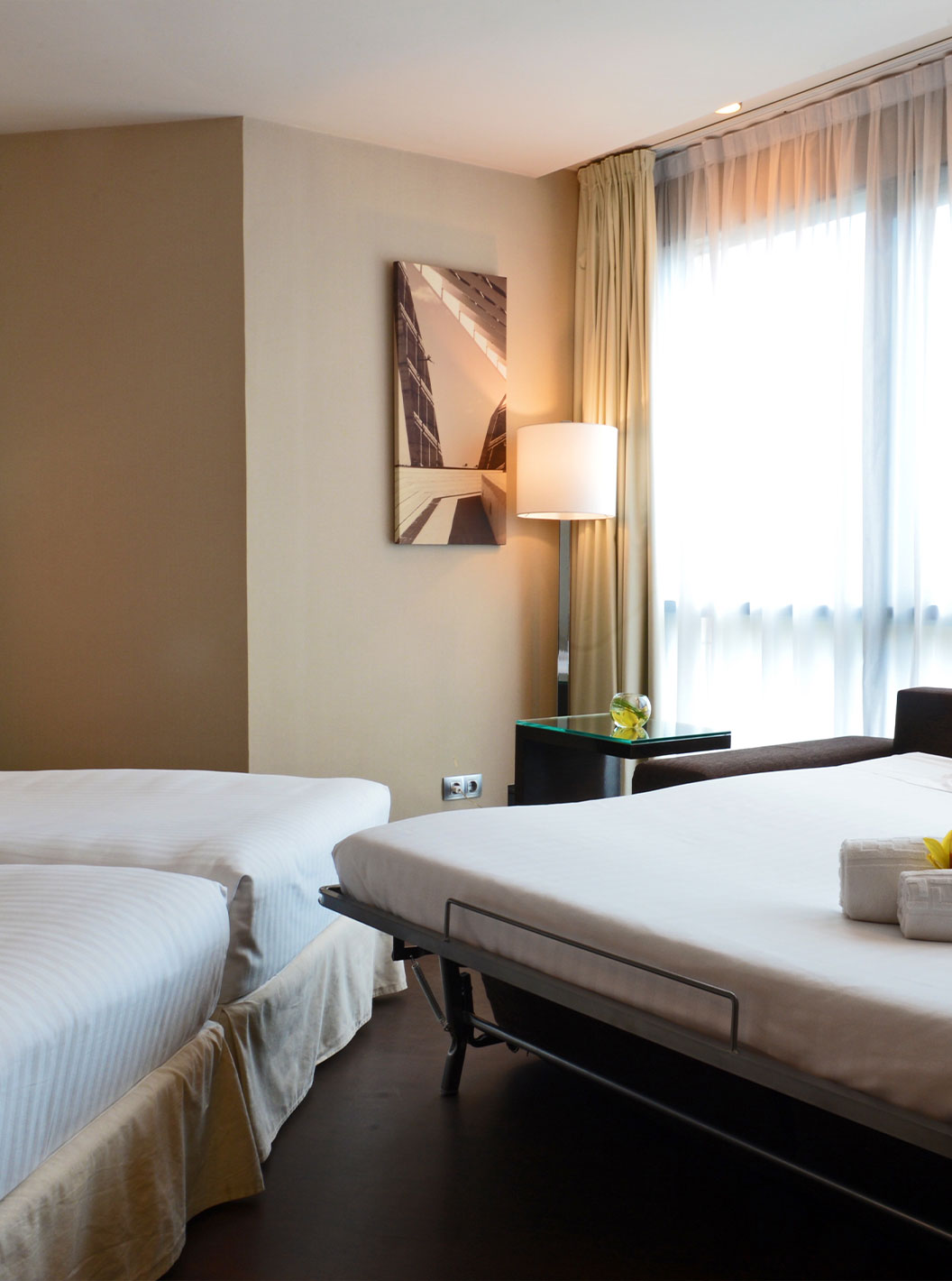 Das Superior Familienzimmer im Pestana Arena Barcelona hat Platz für drei Betten, wobei das dritte ein Schlafsofa ist