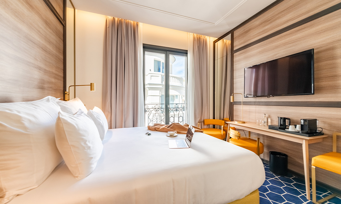 Der Premium mit Balkon im Pestana CR7 Gran Vía Madrid hat ein Doppelbett und ein Fenster mit Blick auf das Gebäude