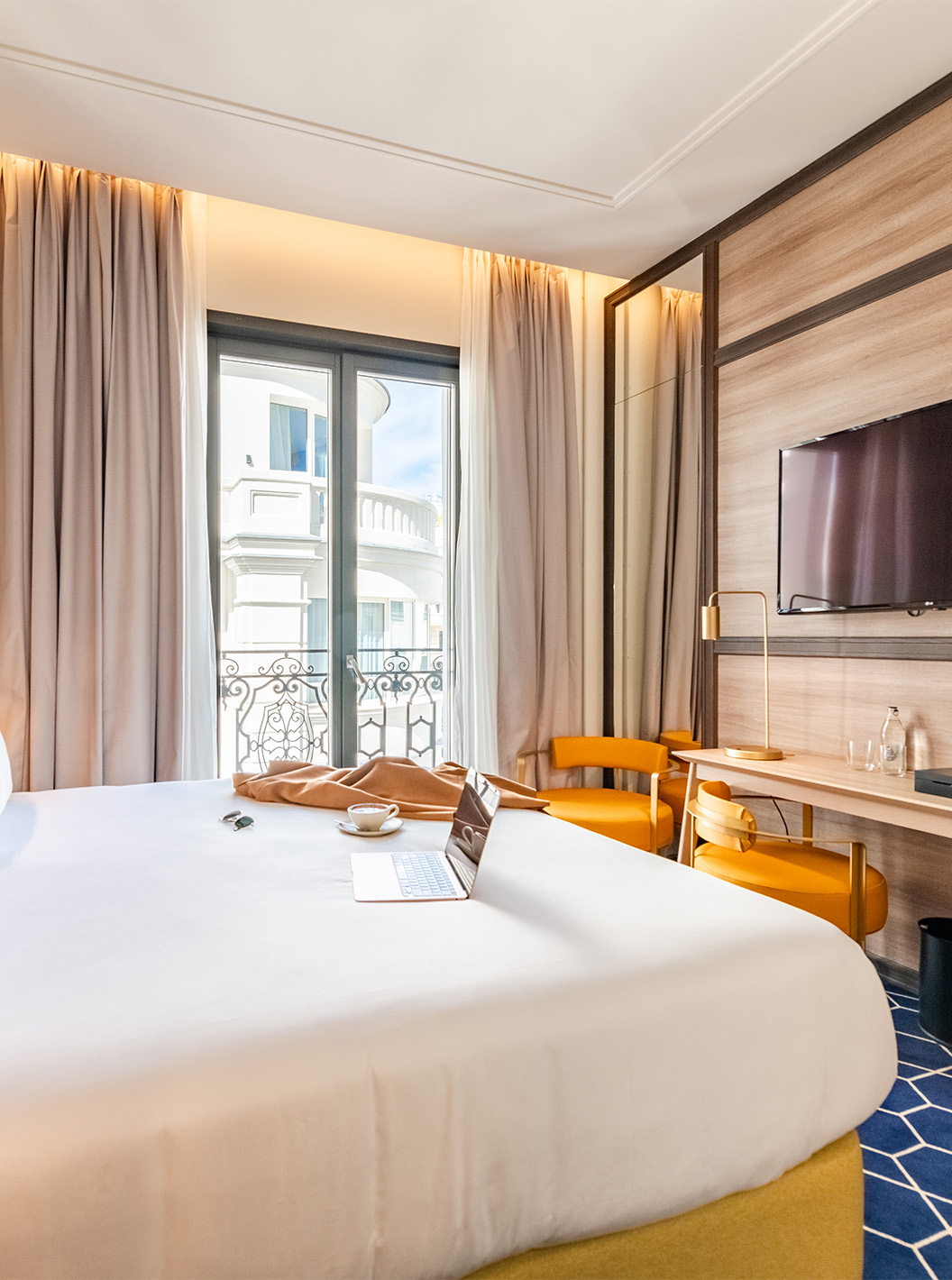 Der Premium mit Balkon im Pestana CR7 Gran Vía Madrid hat ein Doppelbett und ein Fenster mit Blick auf das Gebäude