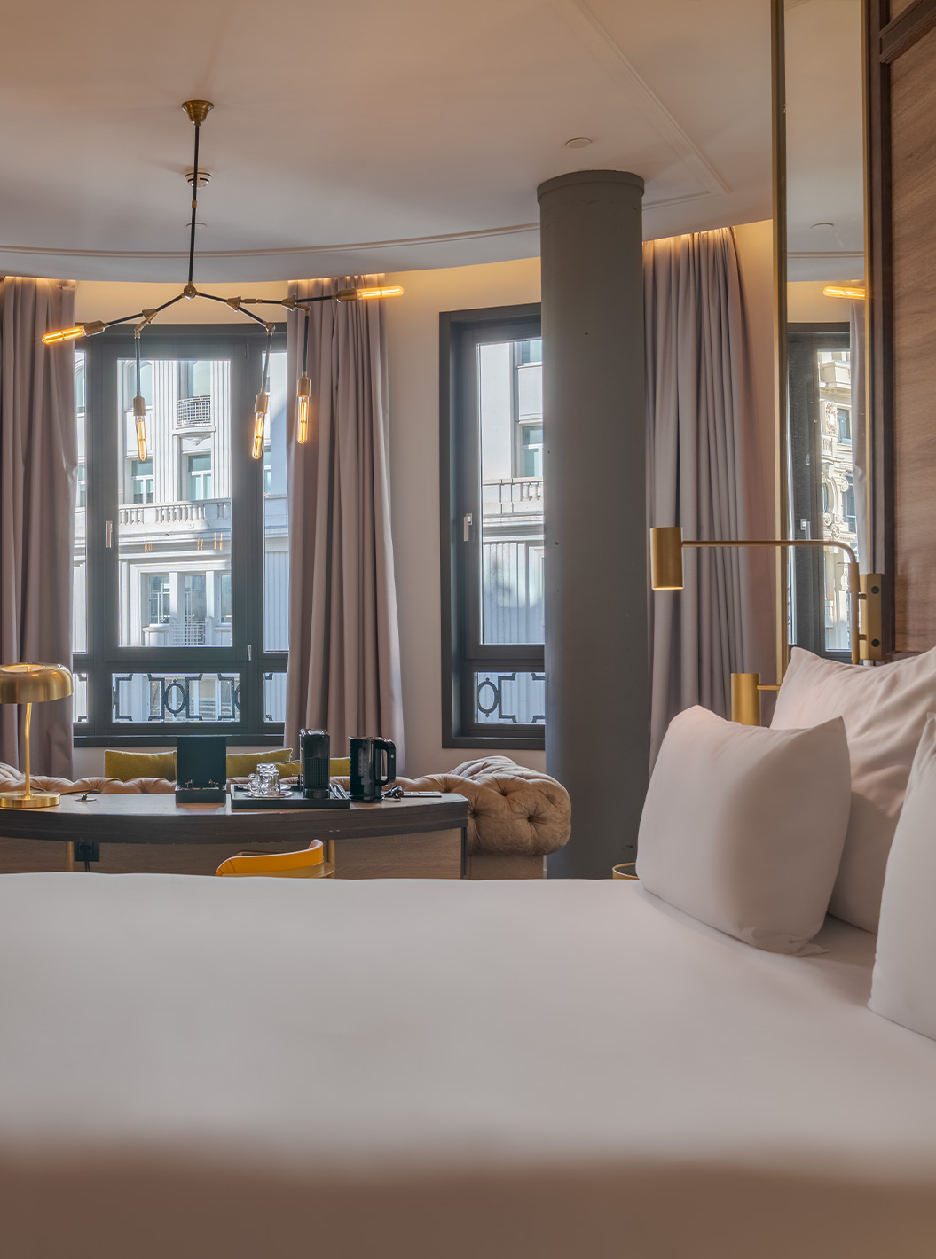 Das erstaunliche CR7 im Pestana CR7 Gran Vía Madrid mit großem Bett, runden Leuchten und Fenstern zur Straße
