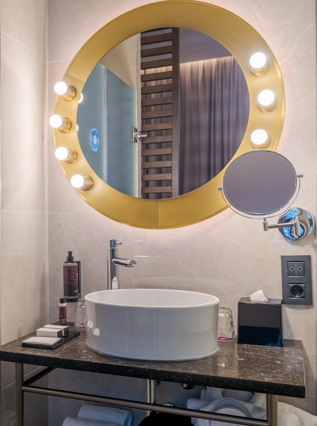 Zimmer Die Fantastischen 7 im Pestana CR7 Gran Vía Madrid mit rundem Spiegel, Waschbecken und Marmorbad