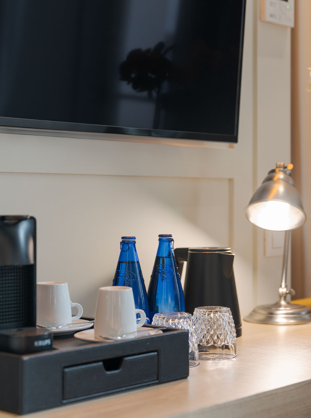 Klassikzimmer im Pestana Collection Plaza Mayor mit Kaffeemaschine, Wasserflaschen und Orchidee