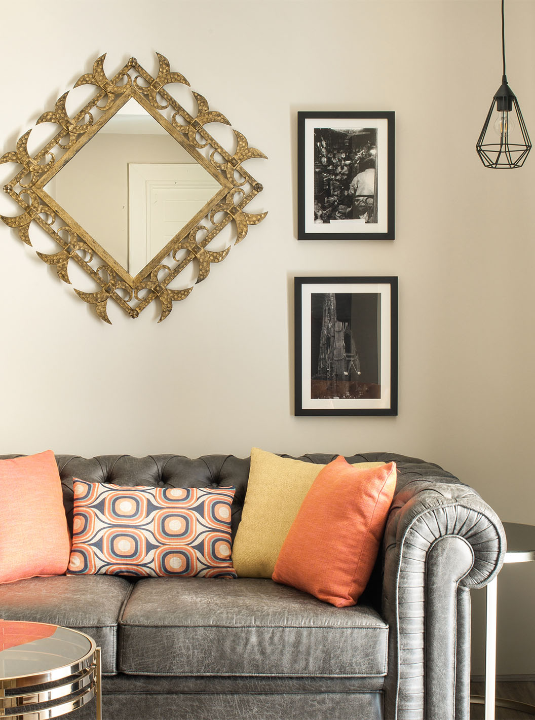 Das Deluxe Grand Plaza Mayor im Pestana Plaza Mayor Madrid hat ein graues Zweisitzer-Sofa und Bilder an der Wand