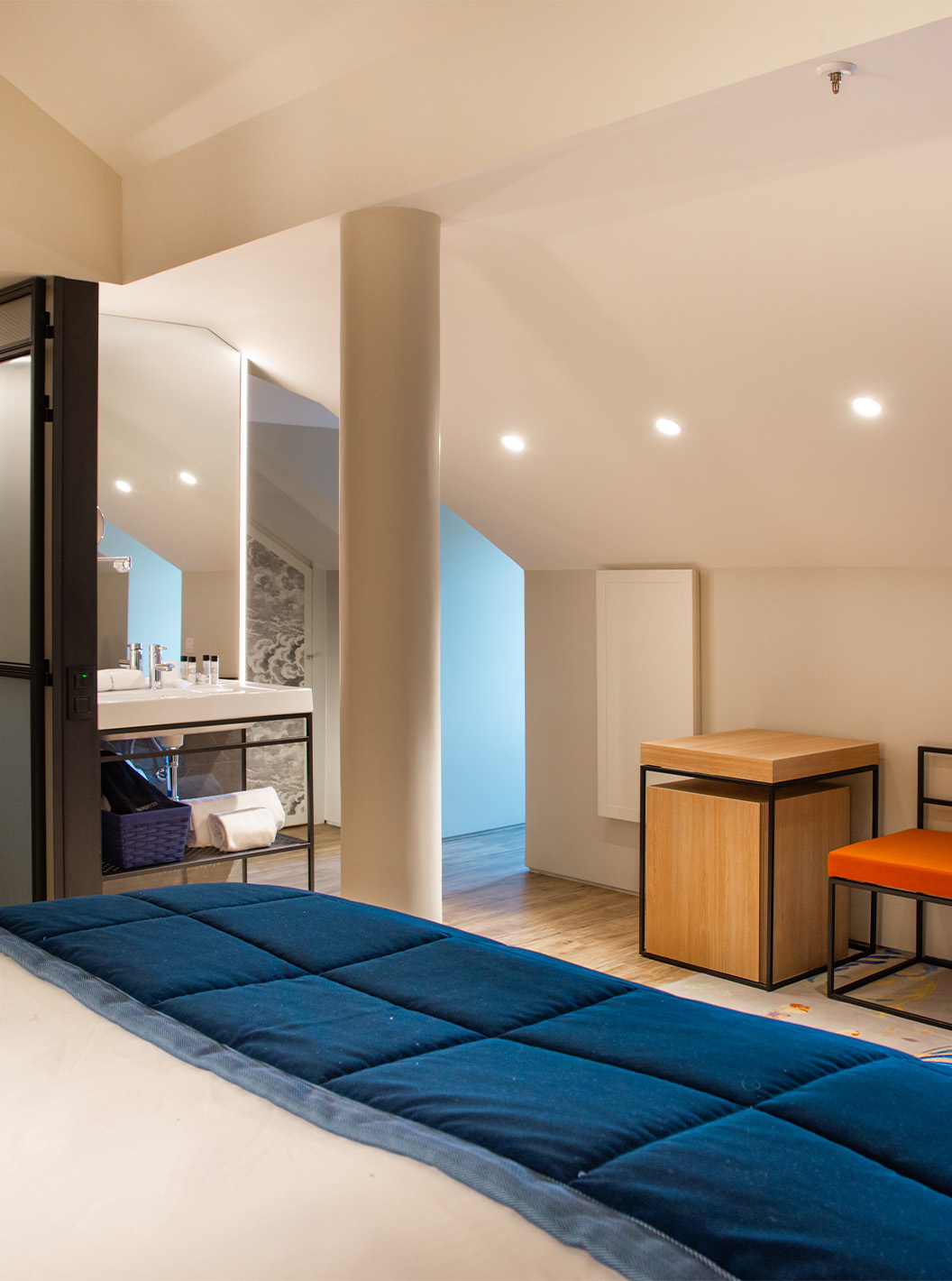 Das Loft im Pestana Plaza Mayor Madrid hat ein Doppelbett, ein Waschbecken im Zimmer und einen Beistelltisch