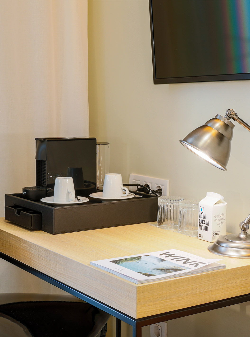 Das Superior Plaza Mayor im Pestana Plaza Mayor Madrid hat Schreibtisch, Stuhl, Lampe, TV, Kaffeemaschine, Tassen
