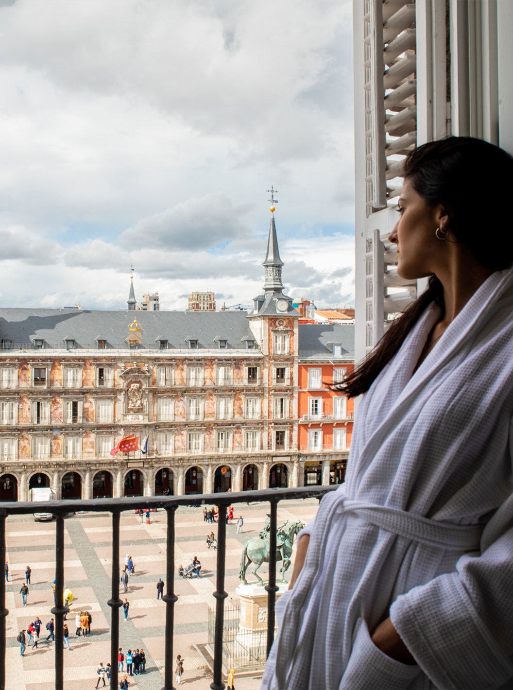 Das Superior Plaza Mayor im Pestana Plaza Mayor Madrid hat Doppelbett, großes Fenster, Balkon mit Plaza Mayor Blick
