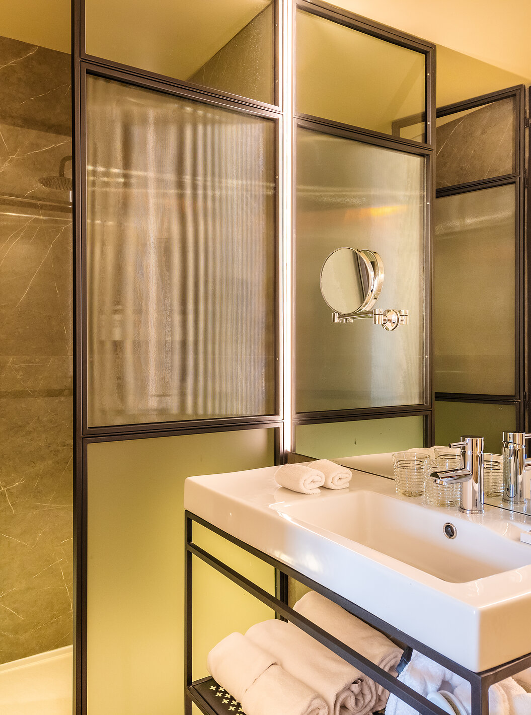 Das Superior Plaza Mayor im Pestana Plaza Mayor Madrid hat Bad mit Dusche, Waschbecken, Spiegel