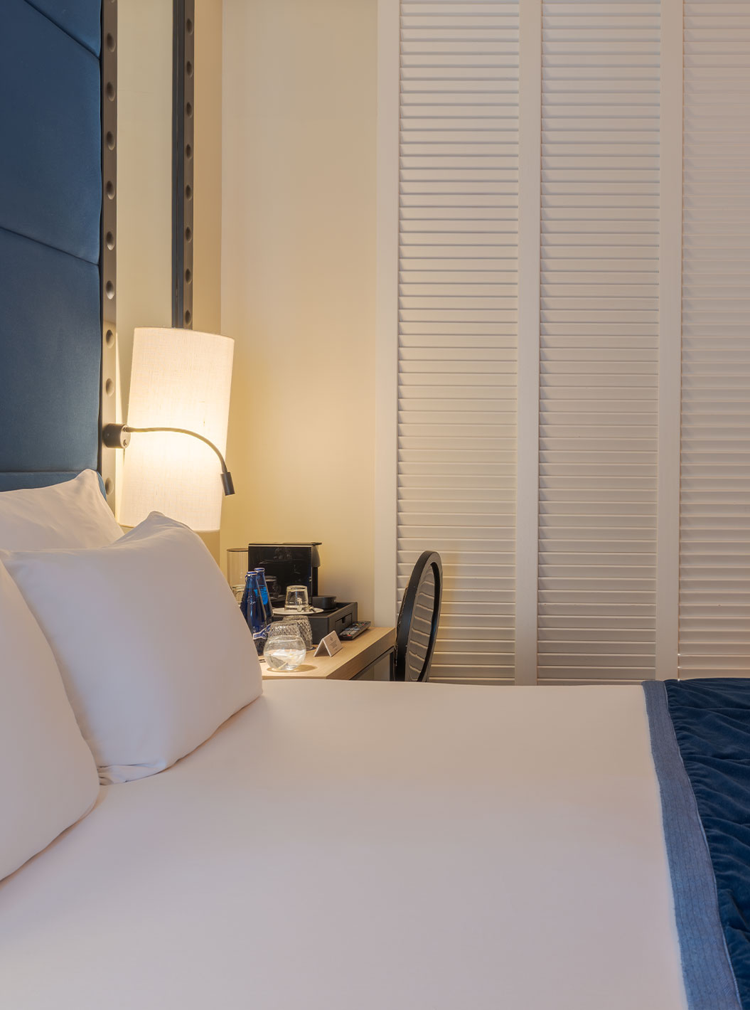 Superior Plus Zimmer im Pestana Collection Plaza Mayor mit Doppelbett, Schreibtisch und warmem Licht