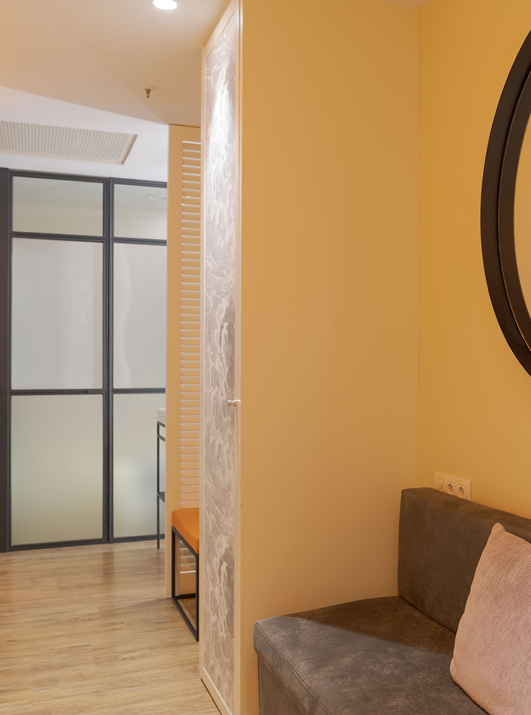Superior Plus Zimmer im Pestana Collection Plaza Mayor mit Sitzbank, rundem Spiegel und Glasabtrennung