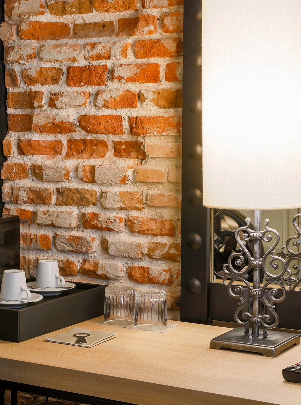 Superior Zimmer im Pestana Plaza Mayor Madrid hat Schreibtisch Stuhl Spiegel und Nespresso Kaffeemaschine