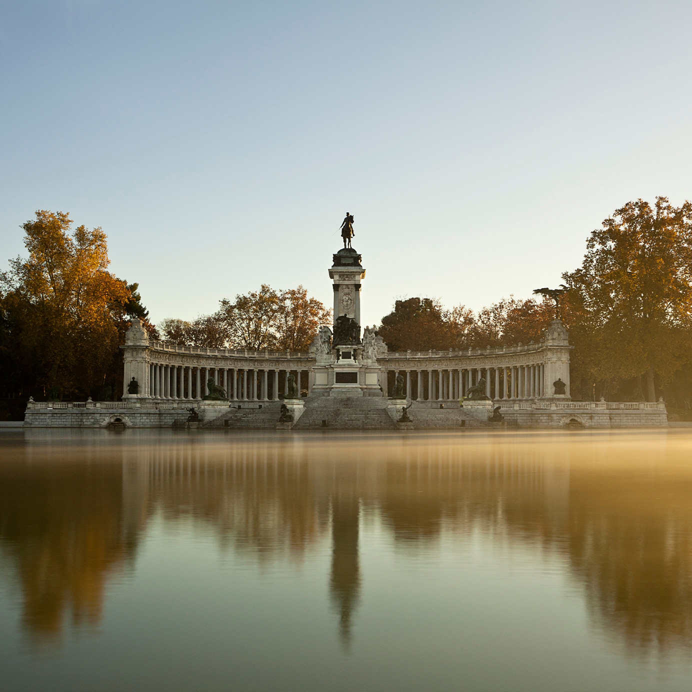 Gran Vía, Madrid Übernachten Sie in einem Pestana Hotel und genießen Sie die Schönheit des Retiro-Parks und seiner Statue in Madrid, Spanien.