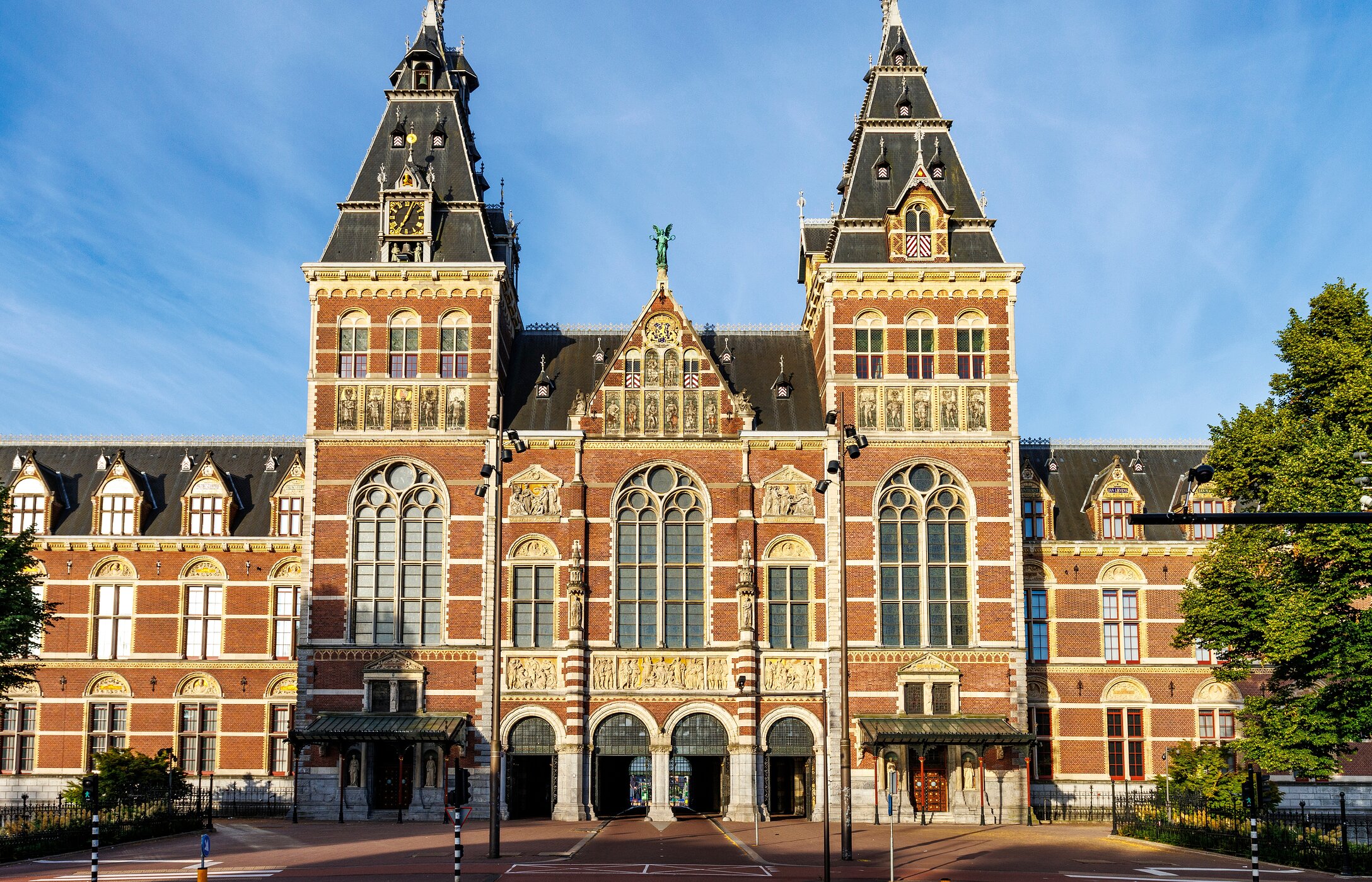 Rote Ziegelfassade des Rijksmuseums in Amsterdam, mit seiner Renaissance-Gotik-Architektur