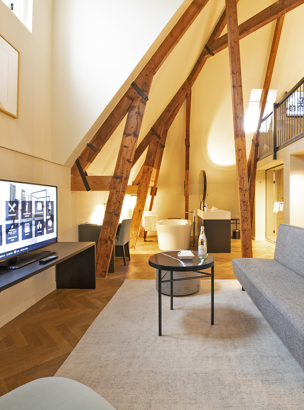 Die Clock Tower Suite im Pestana Amsterdam Riverside hat ein Wohnzimmer mit Sofa